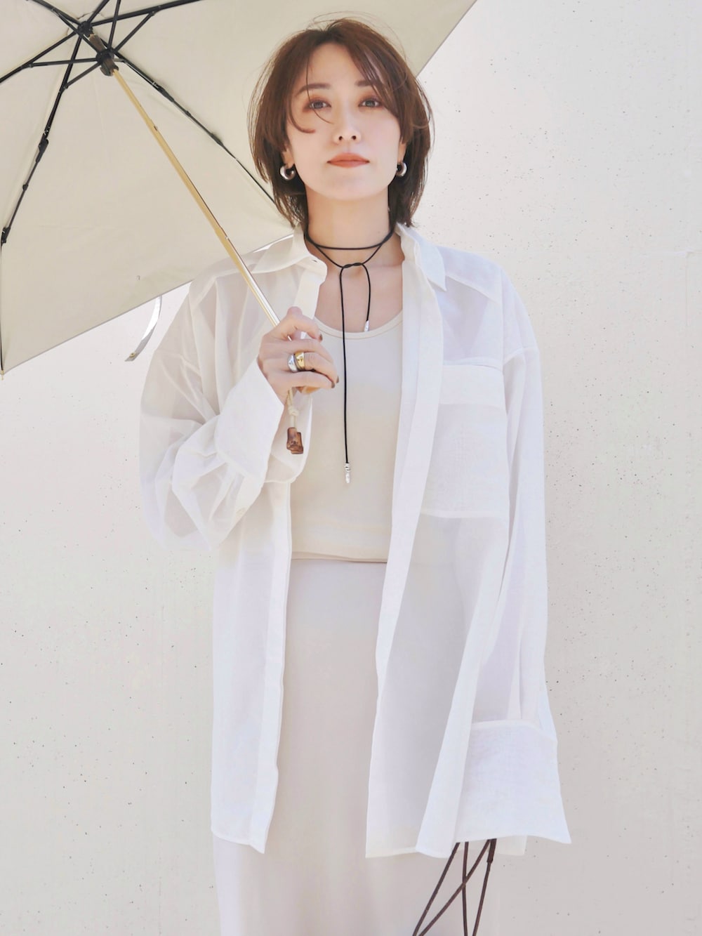 ホワイト系のシャツ/ブラウス、ホワイト系のスニーカー、ブラウン系のトートバッグを着用したレディースの春コーディネートの3枚目の写真