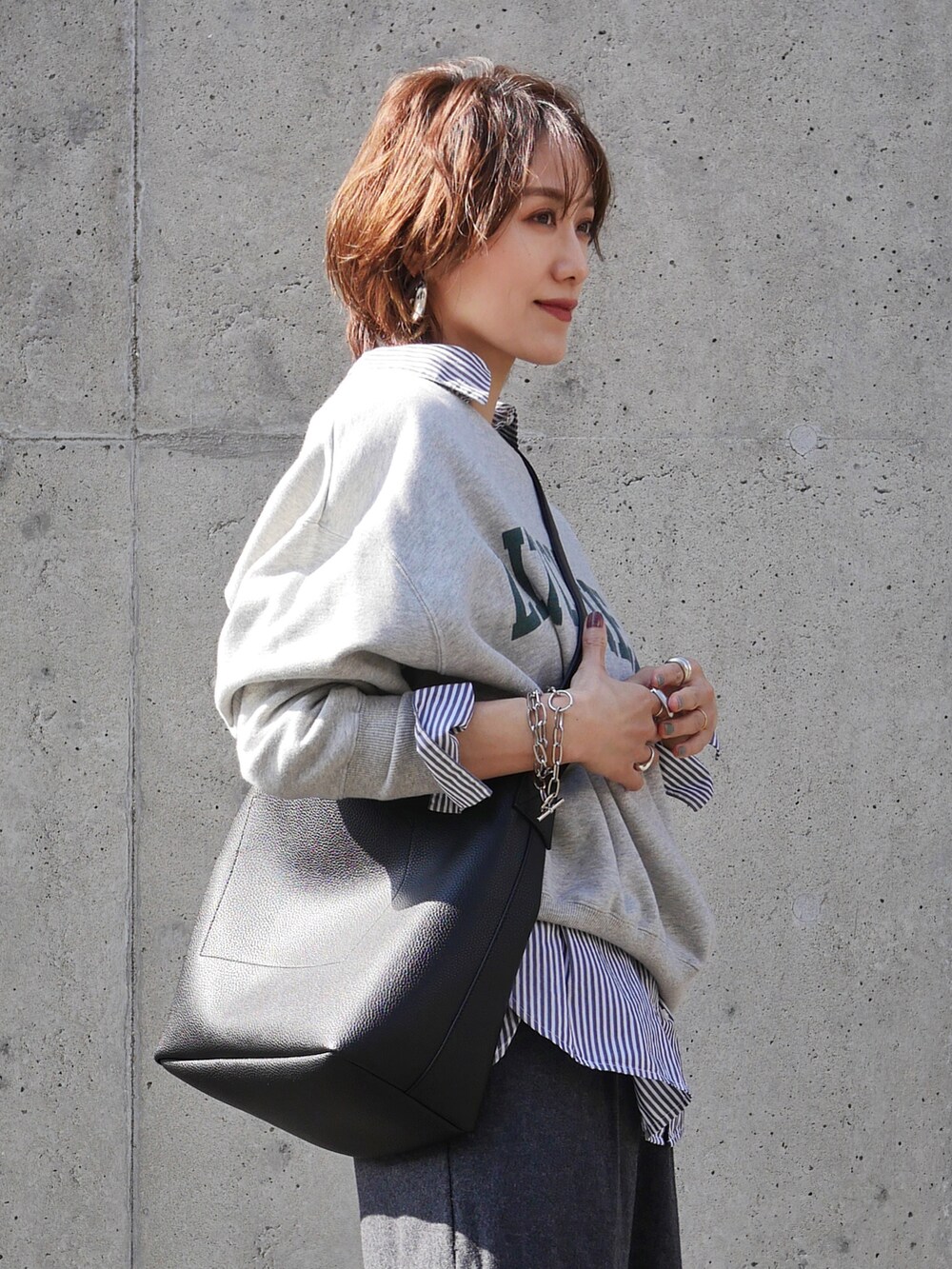 「レイヤードスタイル、スウエット、ロゴスウェット、ストライプシャツ、カーゴパンツ、ベイカーパンツ、モノトーンコーデ、モノトーン、ワントーンコーデ、グレー、ショルダーバッグ、GU、メンズライク、きれいめカジュアル、レザー」|「BEAUTY&YOUTH UNITED ARROWSのBY カレッジプリント スウェットプルオーバー 22SS ∴(スウェット、グレー系)」を使った、金子三記(miki)さん(骨格ナチュラル・レディース・170cm)の秋コーディネートの4枚目の写真