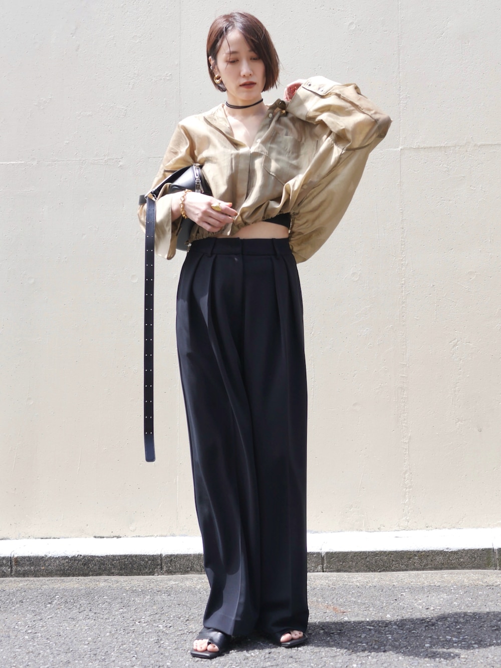 ベージュ系のシャツ/ブラウス、ブラック系のその他パンツ、ブラック系のスラックスを着用したレディースの春コーディネートの4枚目の写真