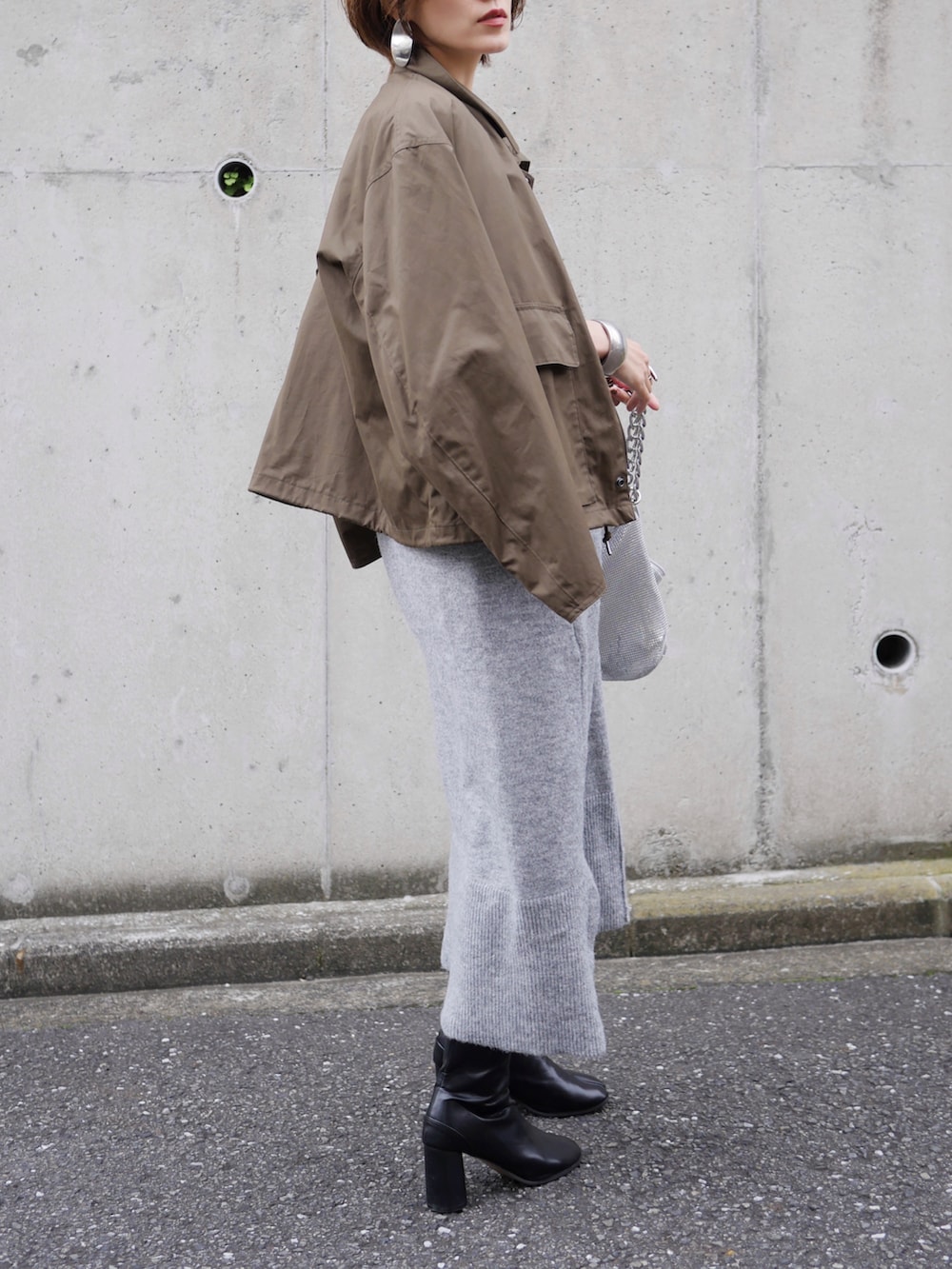 「ニットワンピース、ロングワンピース、ブルゾン、ブーツ、足袋ブーツ、チェーンバッグ、ユニクロ、UNIQLO、UNIQLO U、プチプラ、レイヤードスタイル、ニット、きれいめカジュアル、秋コーデ、高身長コーデ」｜「UNIQLOのユーティリティショートブルゾン　サイズM（ジャケット/アウター、グリーン系）」を使った、金子三記(miki)さん（骨格ナチュラル・レディース・170cm）の秋コーディネートの3枚目の写真