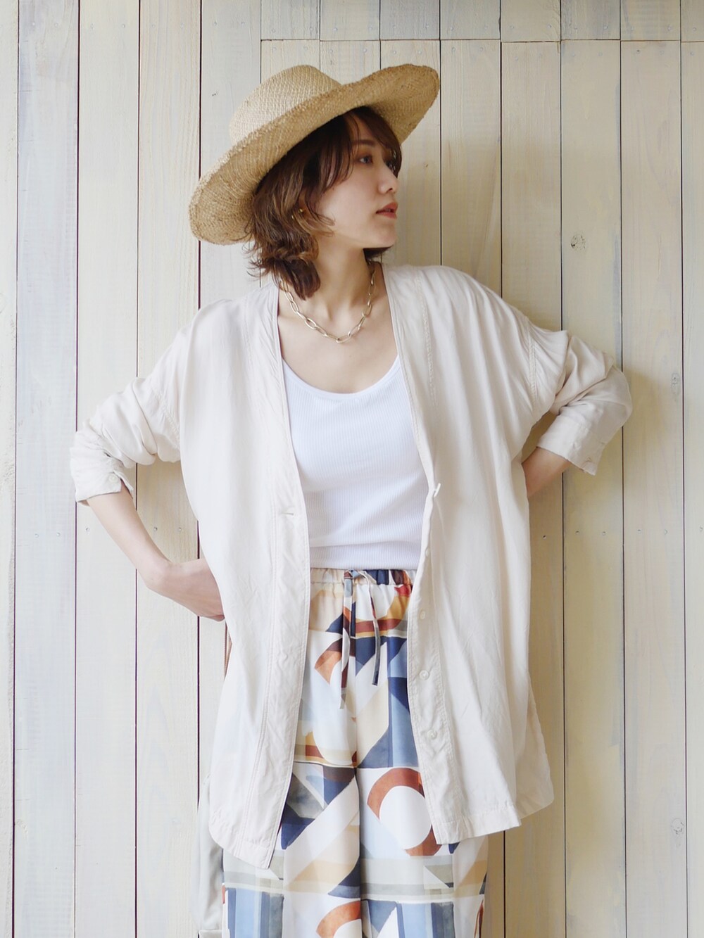 ホワイト系のシャツ/ブラウス、その他のその他パンツ、ベージュ系のバレエシューズを着用したレディースの夏コーディネートの3枚目の写真