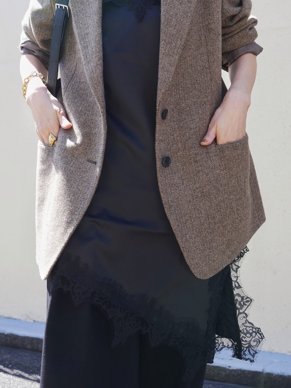 ブラック系のショルダーバッグ、ブラック系のその他パンツ、ブラック系のワンピースを着用したレディースの春コーディネートの3枚目の写真