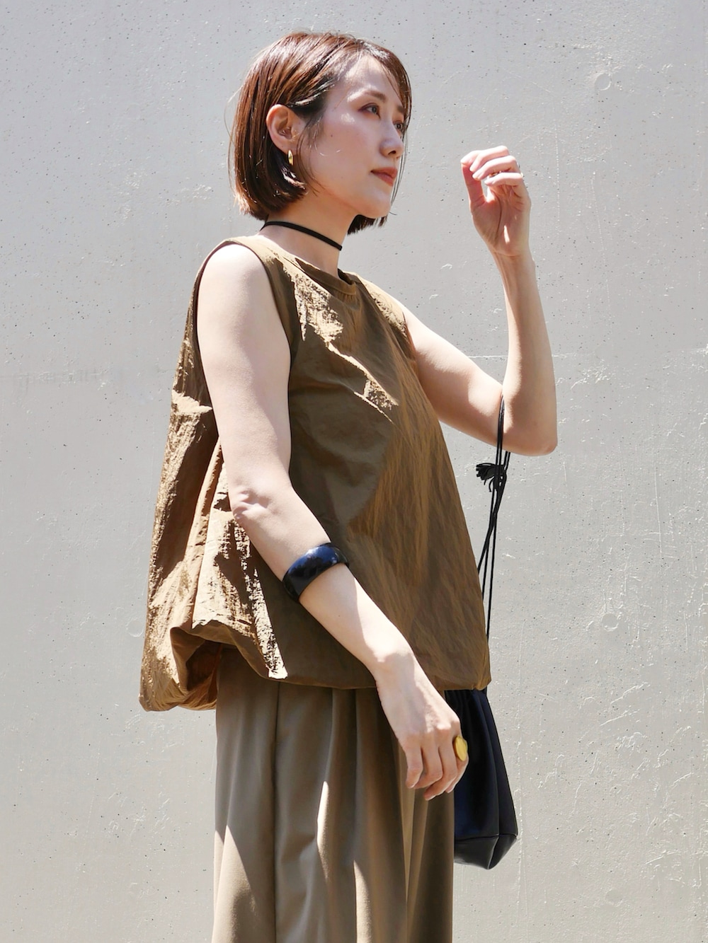 「タンクトップ、ノースリーブ、淡色コーデ、ワイドパンツ、休日スタイル、テーマパークコーデ、デートコーデ、お出かけコーデ、プチプラ、サンダル、ショルダーバッグ、シンプルコーデ、きれいめカジュアル、夏コーデ、骨格ナチュラル」｜「LIANのバルーンノースリーブブラウス（シャツ/ブラウス、ブラウン系）」を使った、金子三記(miki)さん（骨格ナチュラル・レディース・170cm）の夏コーディネートの4枚目の写真