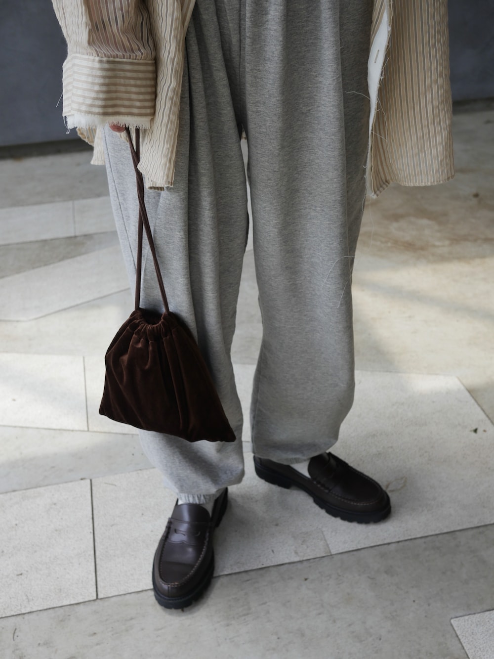 グレー系のスウェットパンツ、ホワイト系のタンクトップ、ベージュ系のシャツ/ブラウスを着用したレディースの春コーディネートの2枚目の写真