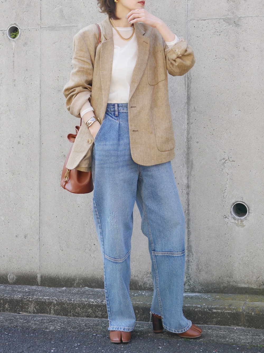 「春服デビュー宣言、春服みてみて、春アウター、ジャケット、デニム、シアートップス、ダメージデニムパンツ、ショートブーツ、きれいめカジュアル、骨格ナチュラル、高身長女子、高身長コーデ、ショルダーバッグ、ジャケットスタイル、いまどきジャケット写真」｜「TODAYFULのボーイフレンドリネンジャケット（テーラードジャケット、ベージュ系）」を使った、金子三記(miki)さん（骨格ナチュラル・レディース・170cm）の春コーディネートの3枚目の写真