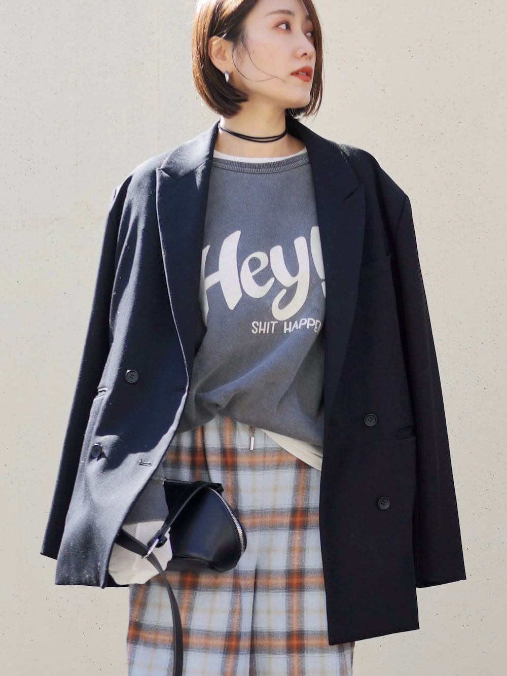 ブルー系のその他パンツ、ブラック系のテーラードジャケット、ブラック系のスウェットを着用したレディースの春コーディネートの3枚目の写真