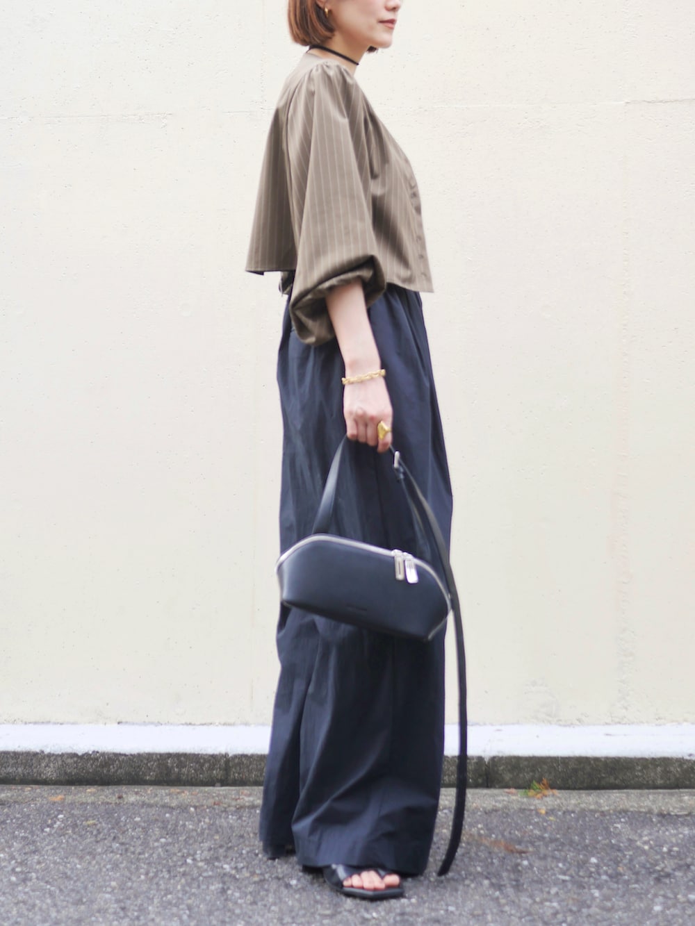 ブラウン系のシャツ/ブラウス、ブラック系のその他パンツ、ブラック系のショルダーバッグを着用したレディースの秋コーディネートの2枚目の写真