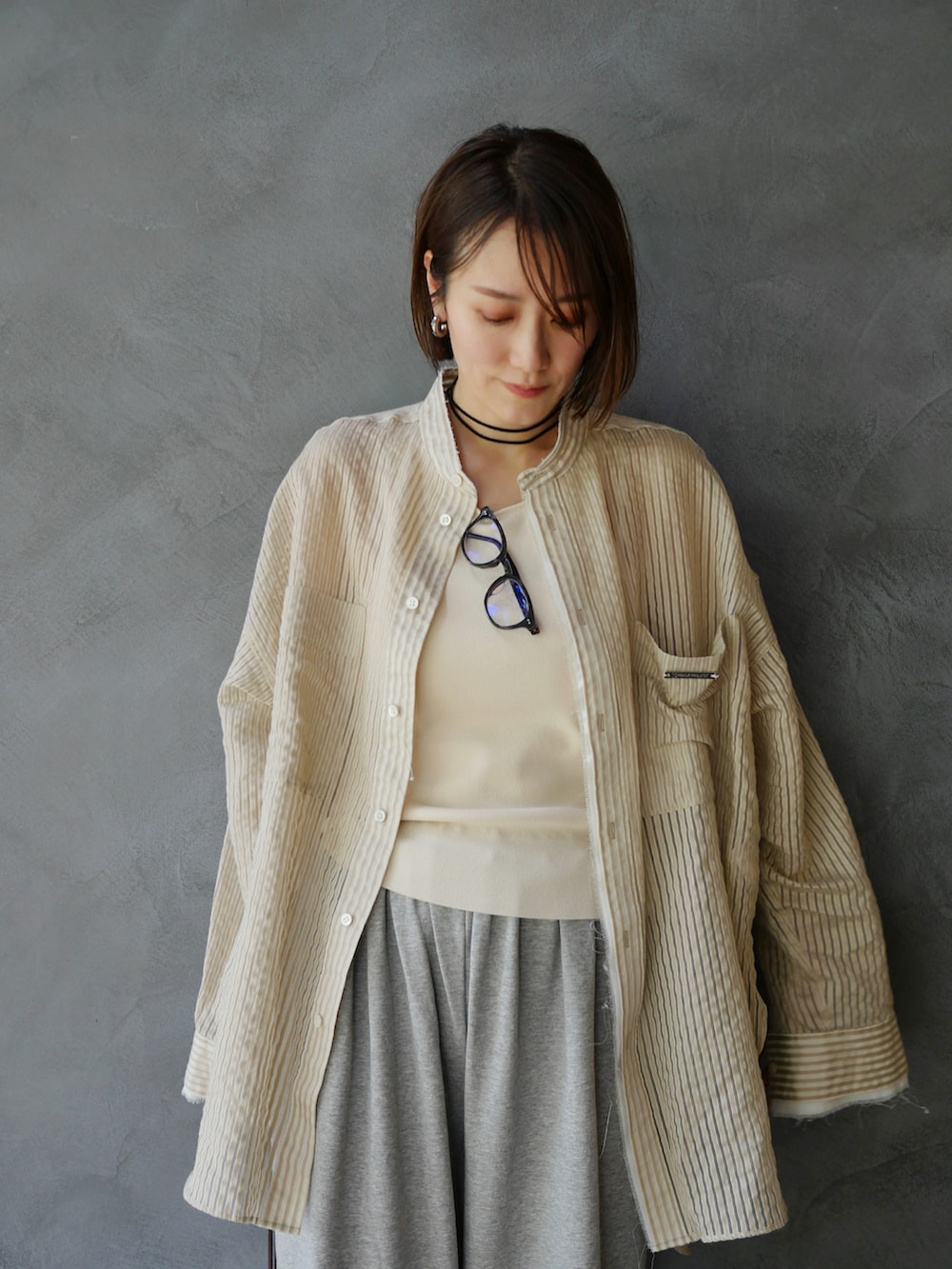 グレー系のスウェットパンツ、ホワイト系のタンクトップ、ベージュ系のシャツ/ブラウスを着用したレディースの春コーディネートの5枚目の写真