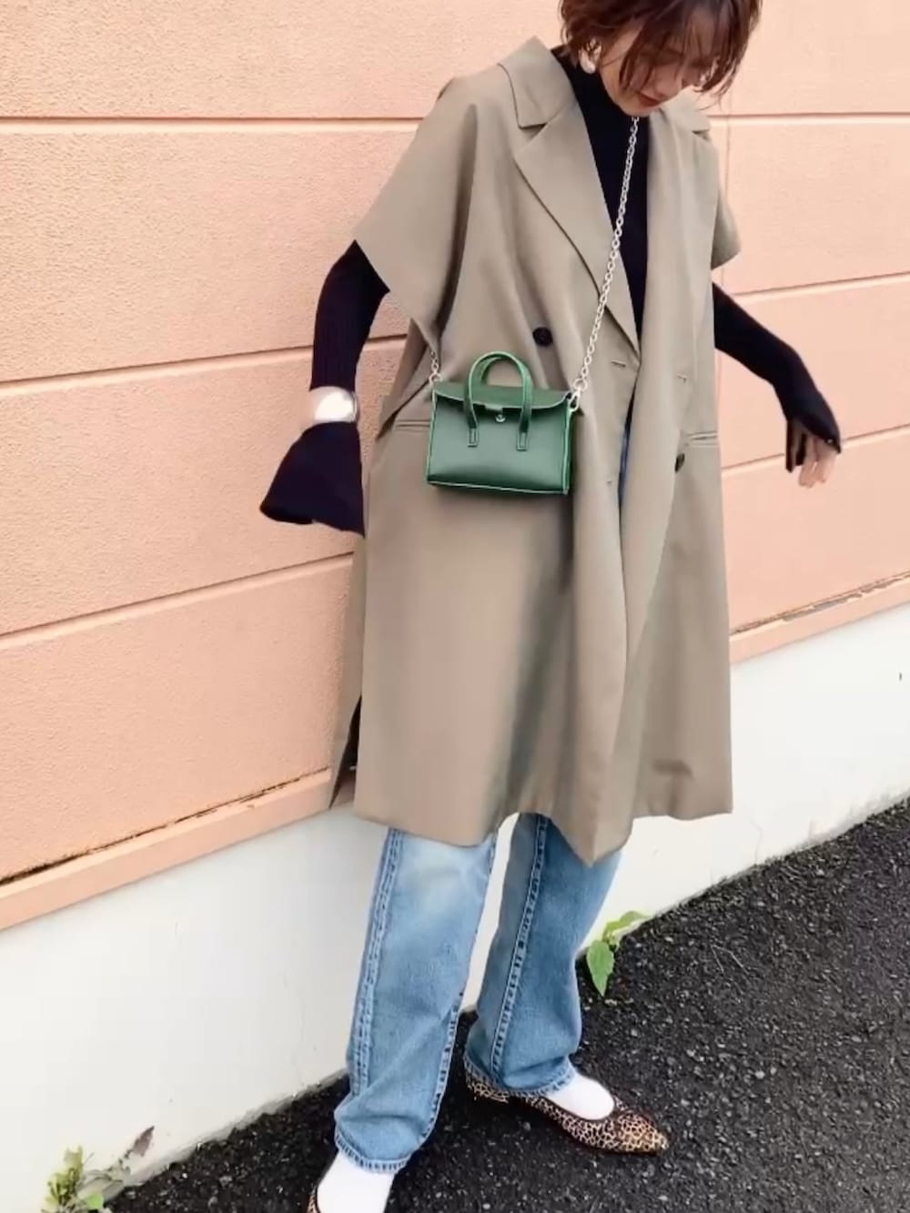 「ニット、タートルネック、タートルネックニット、デニム、ミニバッグ、レオパード、バレエシューズ、ZARA、シンプルコーデ、ハイウエスト、フレアスリーブ、秋冬コーデ、高身長コーデ、骨格ナチュラル、きれいめカジュアル」|「TODAYFULのフレアカフリブニット(ニット/セーター、ブラック系)」を使った、金子三記(miki)さん(骨格ナチュラル・レディース・170cm)の秋コーディネートの5枚目の写真