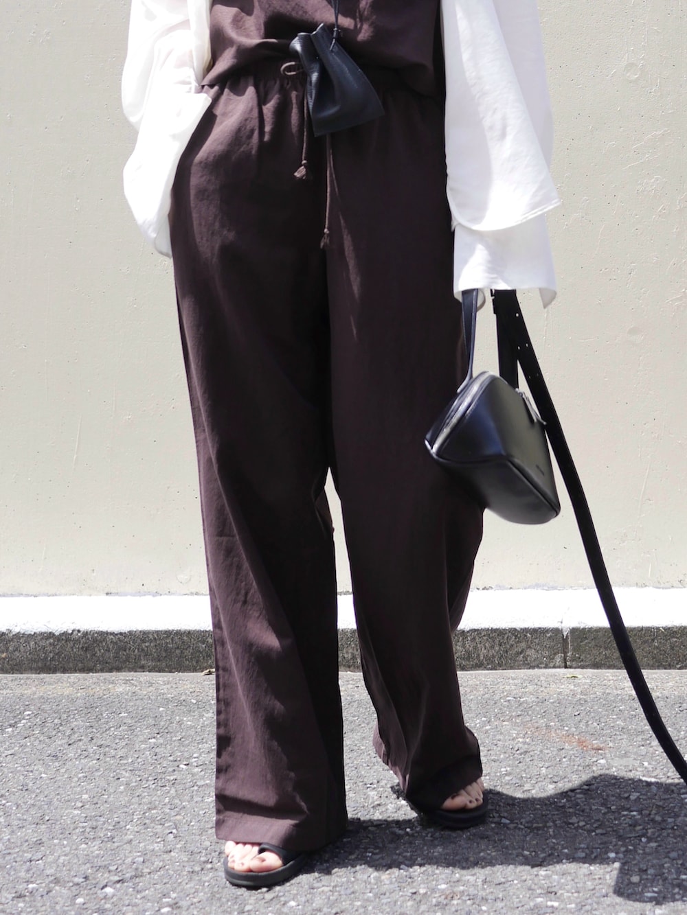 ホワイト系のシャツ/ブラウス、ブラウン系のトップス、ブラウン系のパンツを着用したレディースの春コーディネートの4枚目の写真