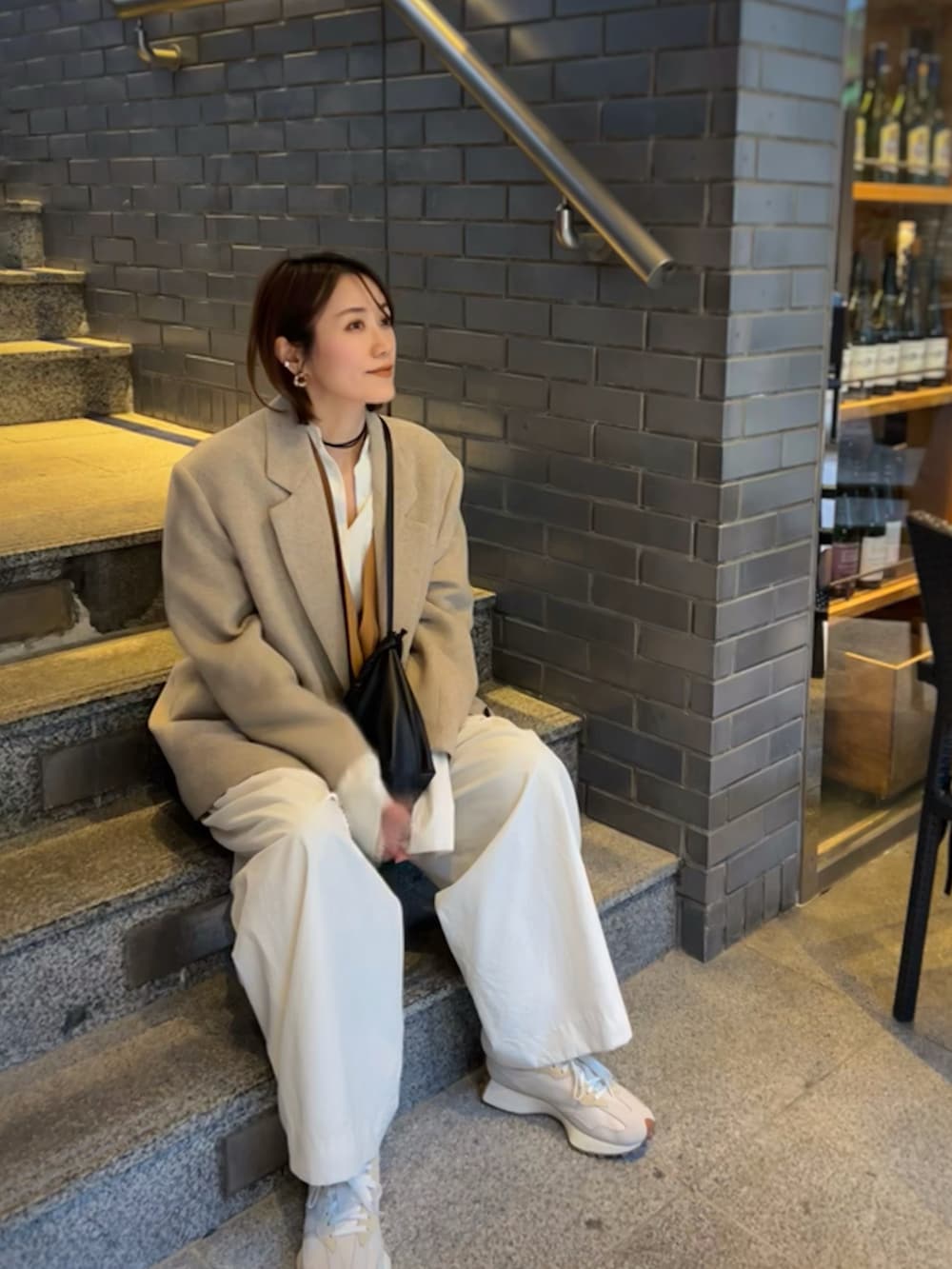 「春めき満開コーデ、ジャケット、テーラードジャケット、春色、ベスト、レイヤードスタイル、スニーカー、淡色コーデ、ショルダーバッグ、きれいめカジュアル、シャツスタイル、休日スタイル、お出かけコーデ、骨格ナチュラル、高身長女子」|「ADAM ET ROPE'のボンディングオーバージャケットコート(テーラードジャケット、ベージュ系)」を使った、金子三記(miki)さん(骨格ナチュラル・レディース・170cm)の春コーディネートの2枚目の写真