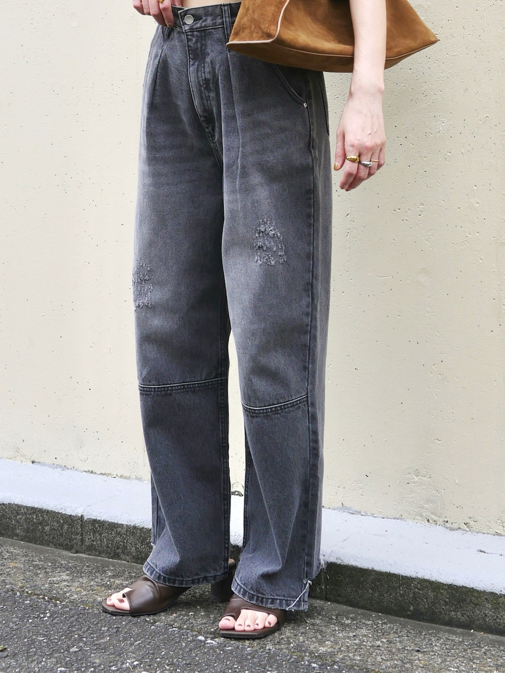 ブラウン系のニット/セーター、グレー系のデニムパンツ、イエロー系のショルダーバッグを着用したレディースの夏コーディネートの3枚目の写真