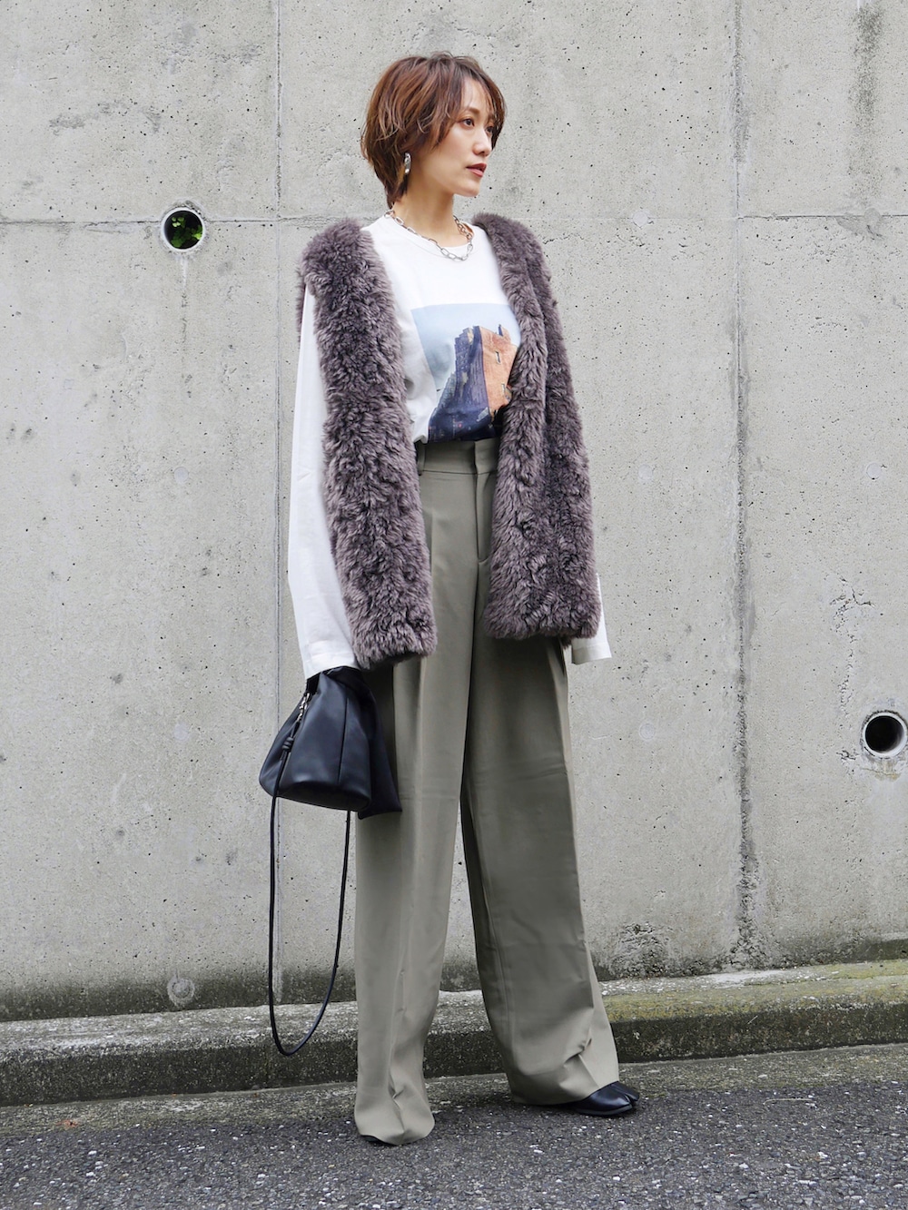 グリーン系のその他パンツ、グレー系のベスト、ホワイト系のTシャツ/カットソーを着用したレディースの秋コーディネートの3枚目の写真