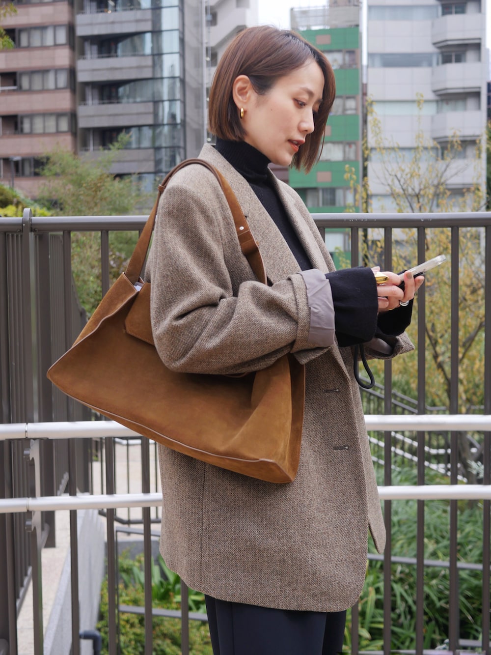 ベージュ系のテーラードジャケット、ブラック系のその他パンツ、ブラック系のニット/セーターを着用したレディースの秋コーディネートの2枚目の写真