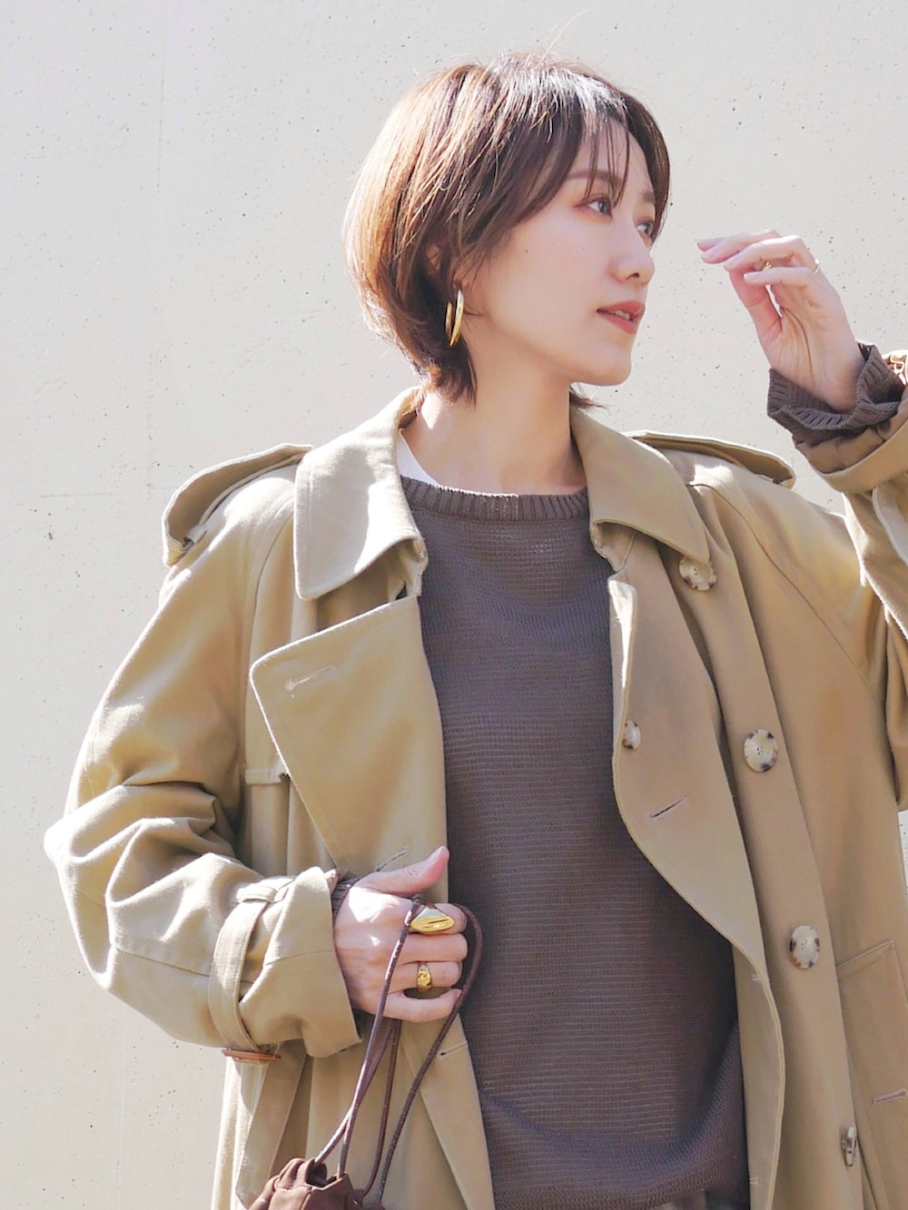 ブラウン系のニット/セーター、ベージュ系のカーゴパンツ、ブラウン系のトートバッグを着用したレディースの冬コーディネートの2枚目の写真