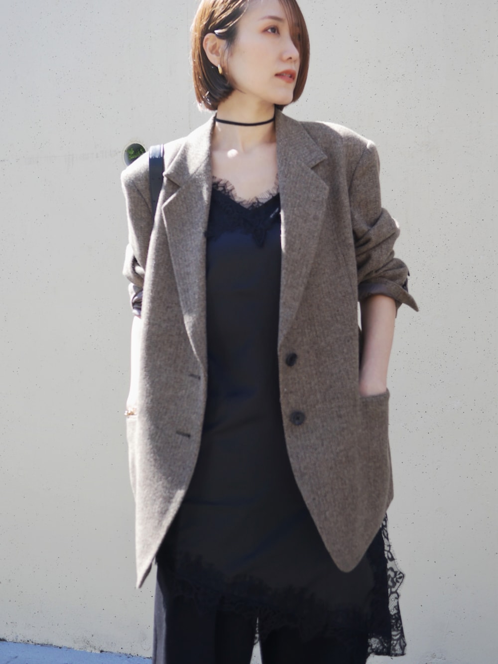 ブラック系のショルダーバッグ、ブラック系のその他パンツ、ブラック系のワンピースを着用したレディースの春コーディネートの4枚目の写真