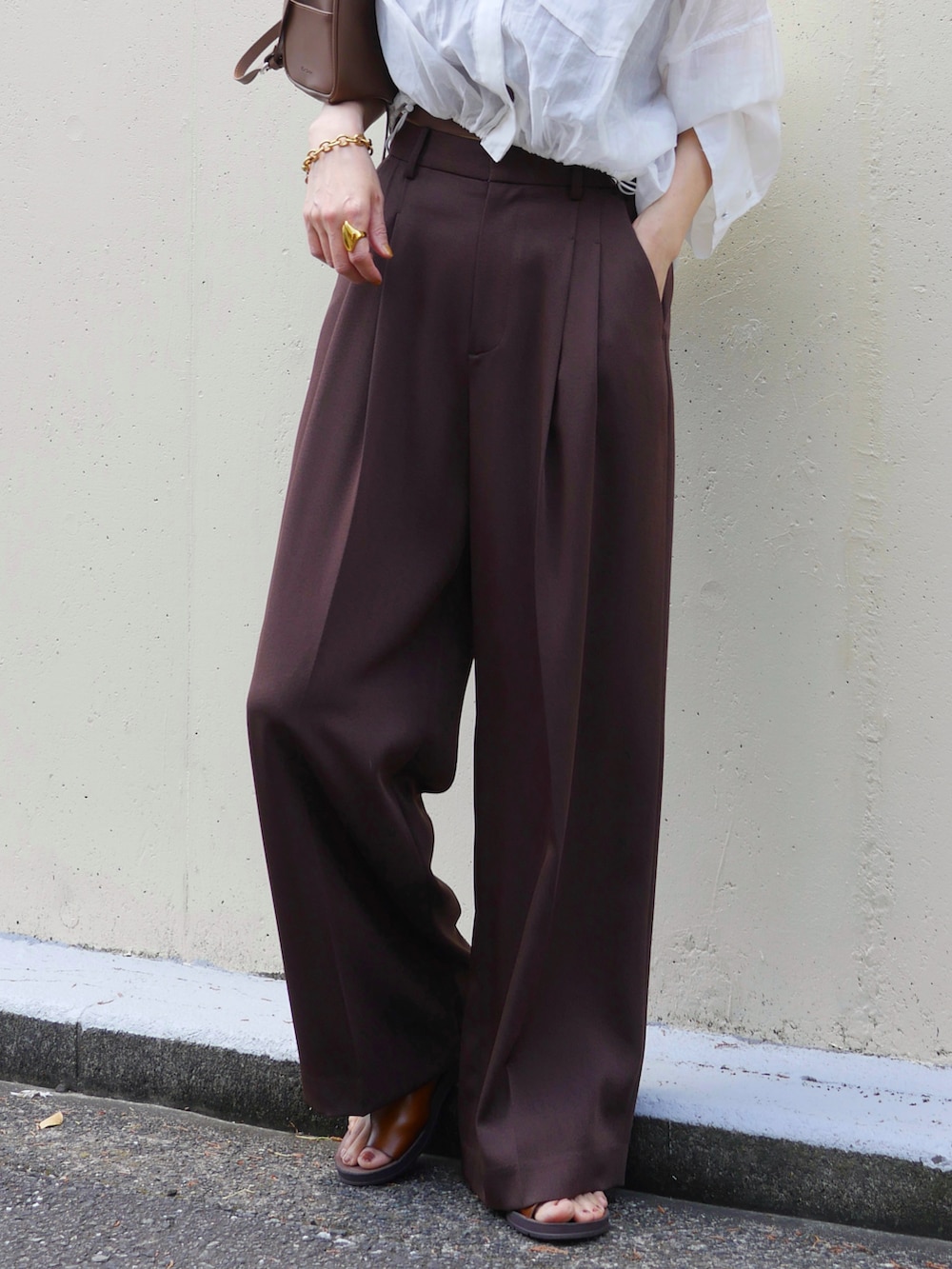 ホワイト系のシャツ/ブラウス、ブラウン系のその他パンツ、ブラウン系のショルダーバッグを着用したレディースの夏コーディネートの3枚目の写真