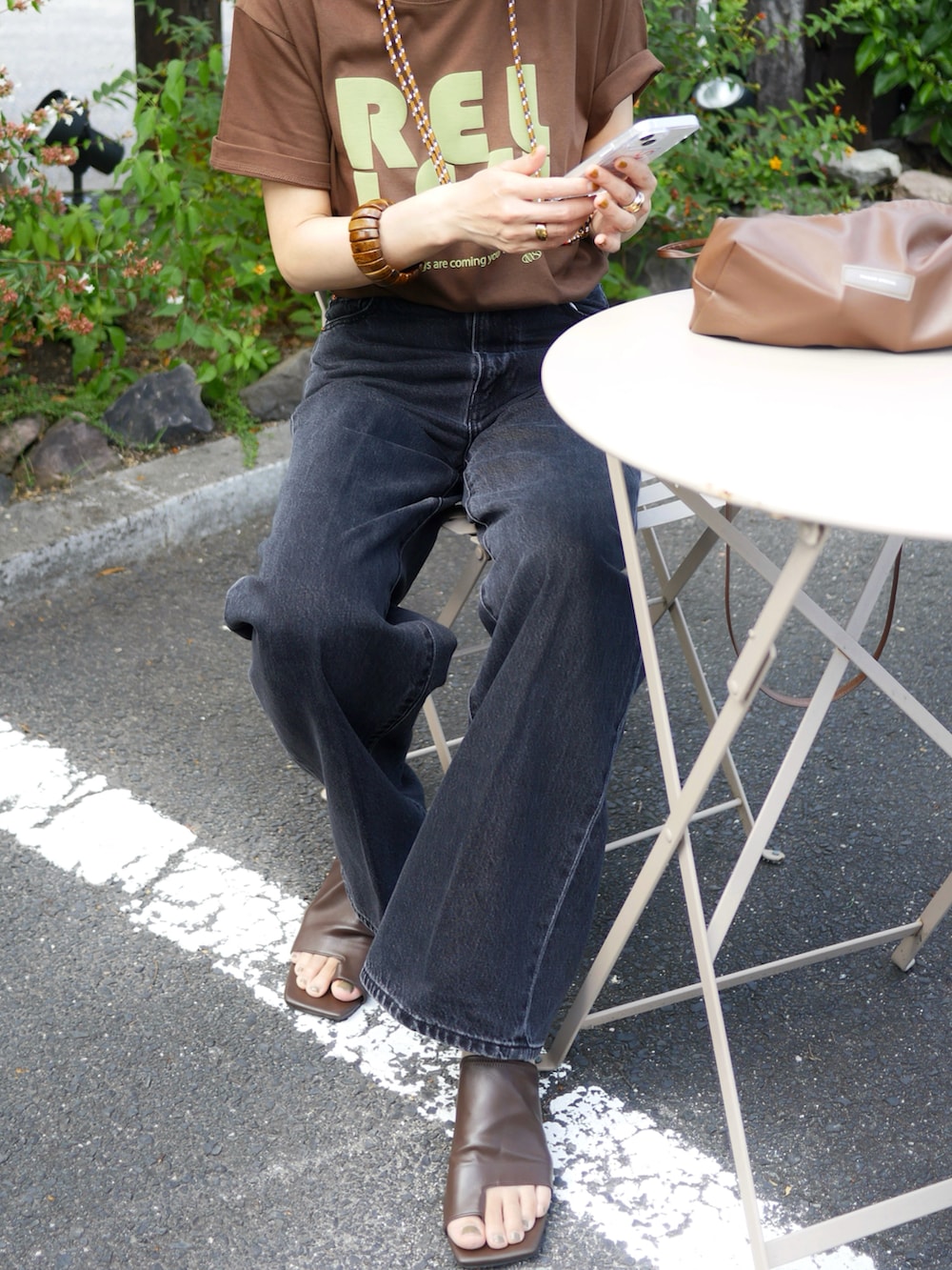 「お出かけコーデ、アツいコーデ全部見せ、夏コーデ、Tシャツ、ロゴT、プリントT、デニム、デニムパンツ、サンダル、秋服準備はじめました、イエベ秋、リーバイス、リーバイス24AW、Levis、PR」|「MAISON SPECIALのRELISH Puff Printing T-shirt/RELISH発泡プリントTシャツ【MAISON SPECIAL/メゾンスペシャル】(Tシャツ/カットソー、ブラウン系)」を使った、金子三記(miki)さん(骨格ナチュラル・レディース・170cm)の夏コーディネートの3枚目の写真