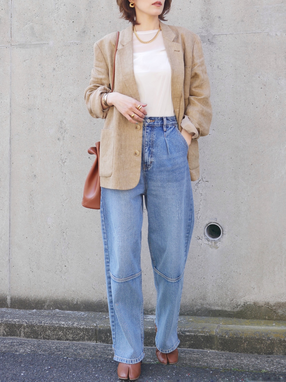 「春服デビュー宣言、春服みてみて、春アウター、ジャケット、デニム、シアートップス、ダメージデニムパンツ、ショートブーツ、きれいめカジュアル、骨格ナチュラル、高身長女子、高身長コーデ、ショルダーバッグ、ジャケットスタイル、いまどきジャケット写真」｜「TODAYFULのボーイフレンドリネンジャケット（テーラードジャケット、ベージュ系）」を使った、金子三記(miki)さん（骨格ナチュラル・レディース・170cm）の春コーディネートの2枚目の写真