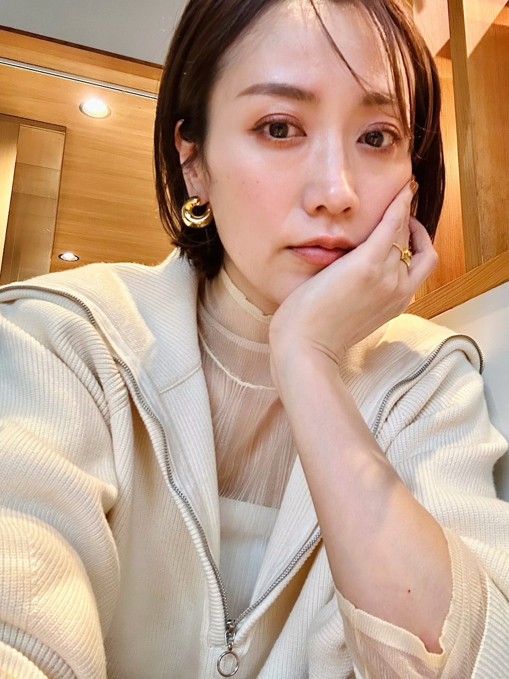 「ニット、レイヤードスタイル、シアートップス、ハーフジップ、ホワイトコーデ、ワントーンコーデ、ブーツ、ワイドパンツ、秋コーデ、お出かけコーデ、淡色コーデ、骨格ナチュラル、イエベ秋、高身長女子、高身長コーデ」|「TODAYFULのSheer Randomrib Knit(ニット/セーター、ホワイト系)」を使った、金子三記(miki)さん(骨格ナチュラル・レディース・170cm)の秋コーディネートの5枚目の写真