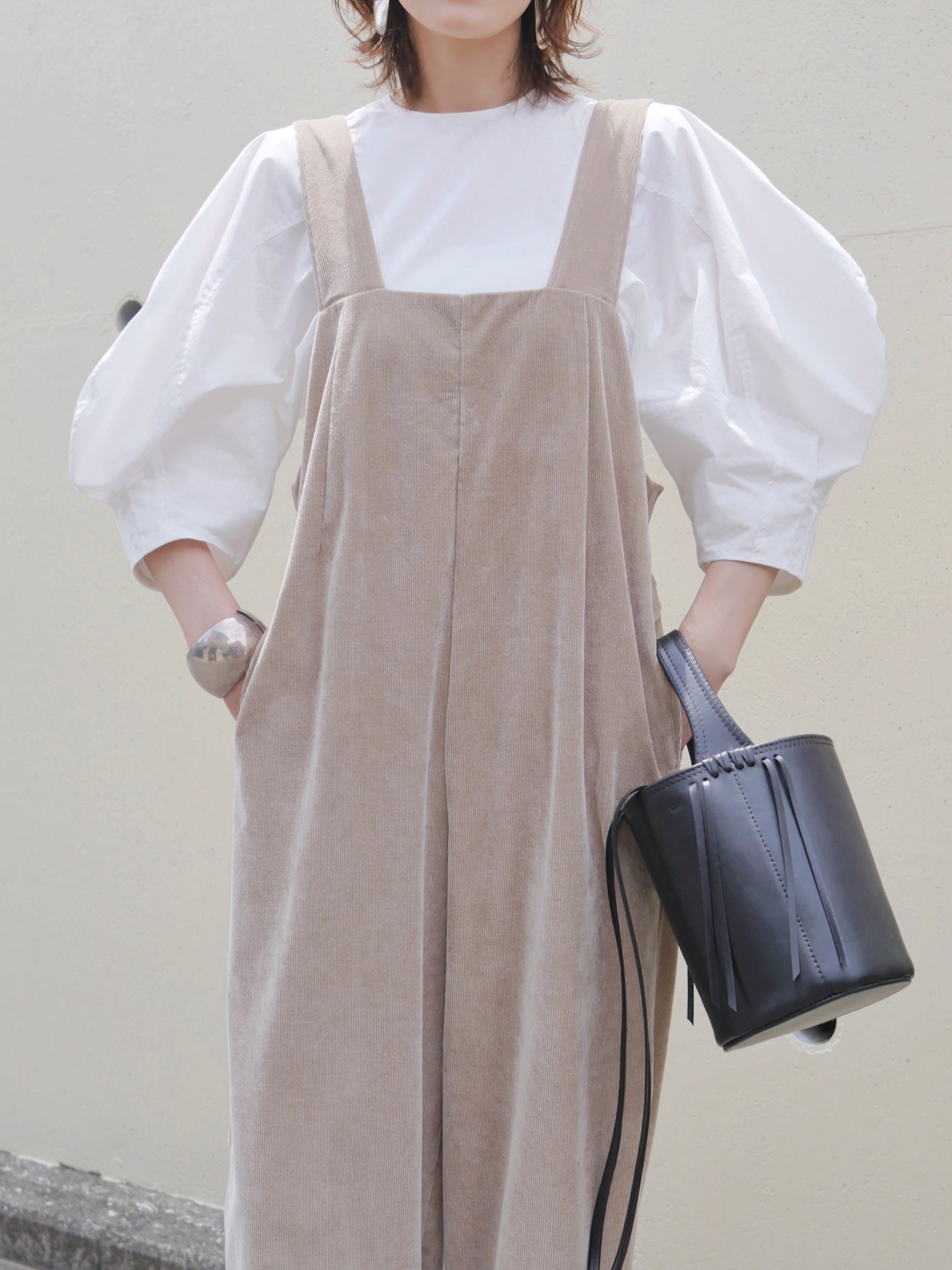 ホワイト系のシャツ/ブラウス、ブラウン系のサロペット/オーバーオール、ブラック系のサンダルを着用したレディースの夏コーディネートの3枚目の写真