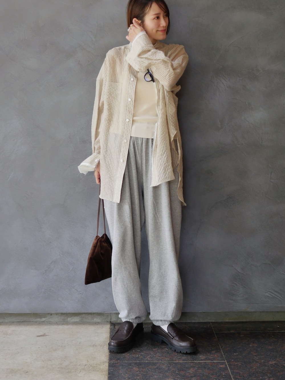 グレー系のスウェットパンツ、ホワイト系のタンクトップ、ベージュ系のシャツ/ブラウスを着用したレディースの春コーディネートの4枚目の写真
