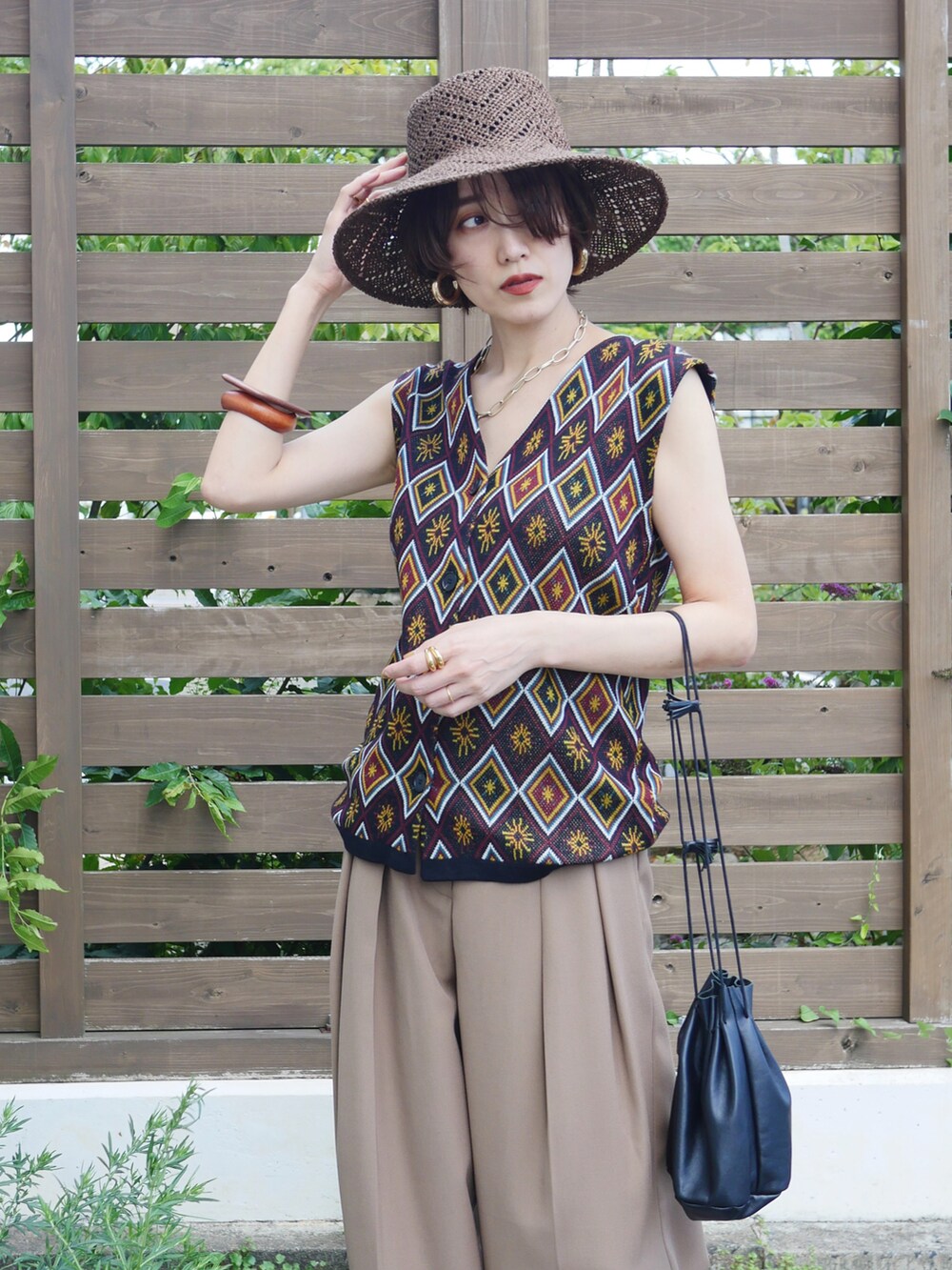 ベージュ系のその他パンツ、ブラック系のサンダル、ブラック系のベストを着用したレディースの夏コーディネートの4枚目の写真