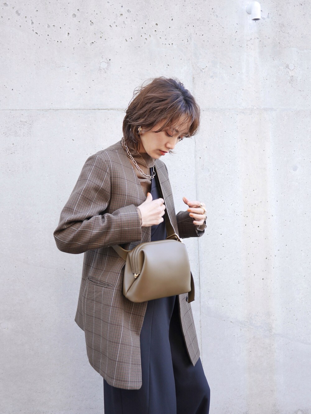 「今日のコスメと服、シアートップス、シースルートップス、シースルー、ワンショルダー、サロペット、ノーカラージャケット、チェック柄に恋してる、スクエアバッグ、レイヤードスタイル、骨格ナチュラル、高身長コーデ、モード、きれいめカジュアル、高身長女子」|「UN3D.のワンショルダーオールインワン(つなぎ/オールインワン、ブラック系)」を使った、金子三記(miki)さん(レディース・170cm)の冬コーディネートの2枚目の写真