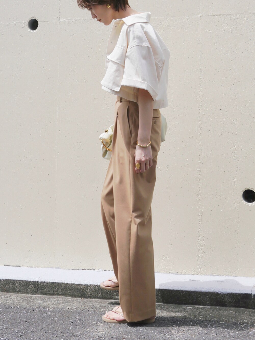 ホワイト系のショルダーバッグ、ベージュ系のサンダル、ホワイト系のシャツ/ブラウスを着用したレディースの夏コーディネートの4枚目の写真