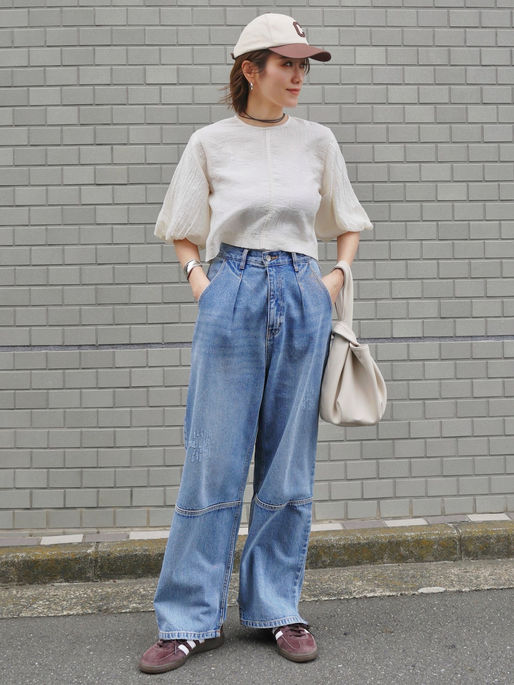 ホワイト系のシャツ/ブラウス、ブルー系のデニムパンツ、ブラウン系のスニーカーを着用したレディースの春コーディネートの2枚目の写真