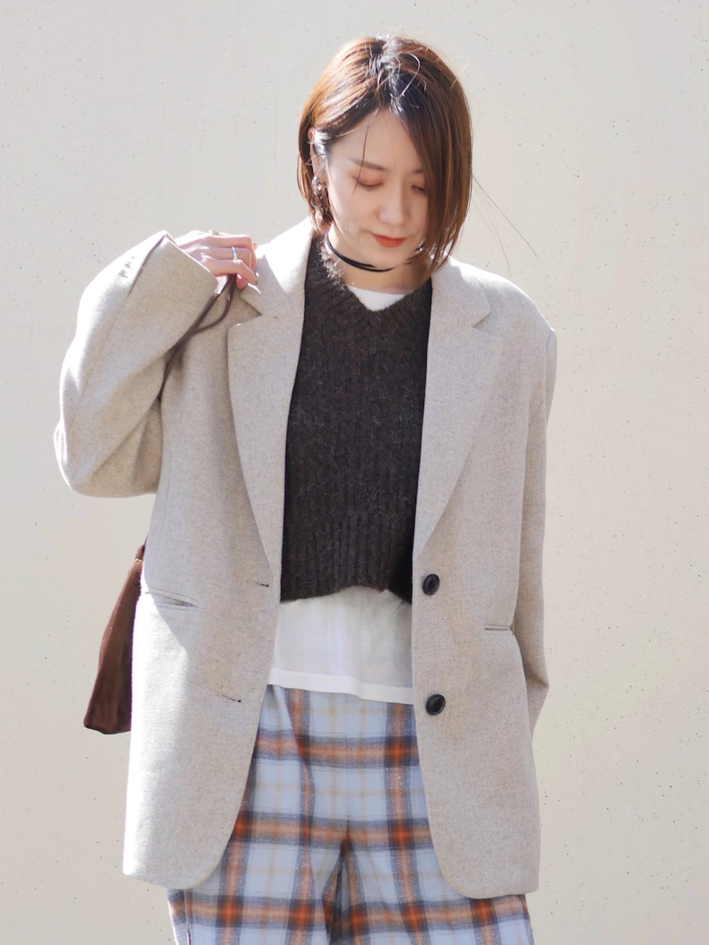 ブラウン系のベスト、ホワイト系のTシャツ/カットソー、ブルー系のその他パンツを着用したレディースの春コーディネートの4枚目の写真