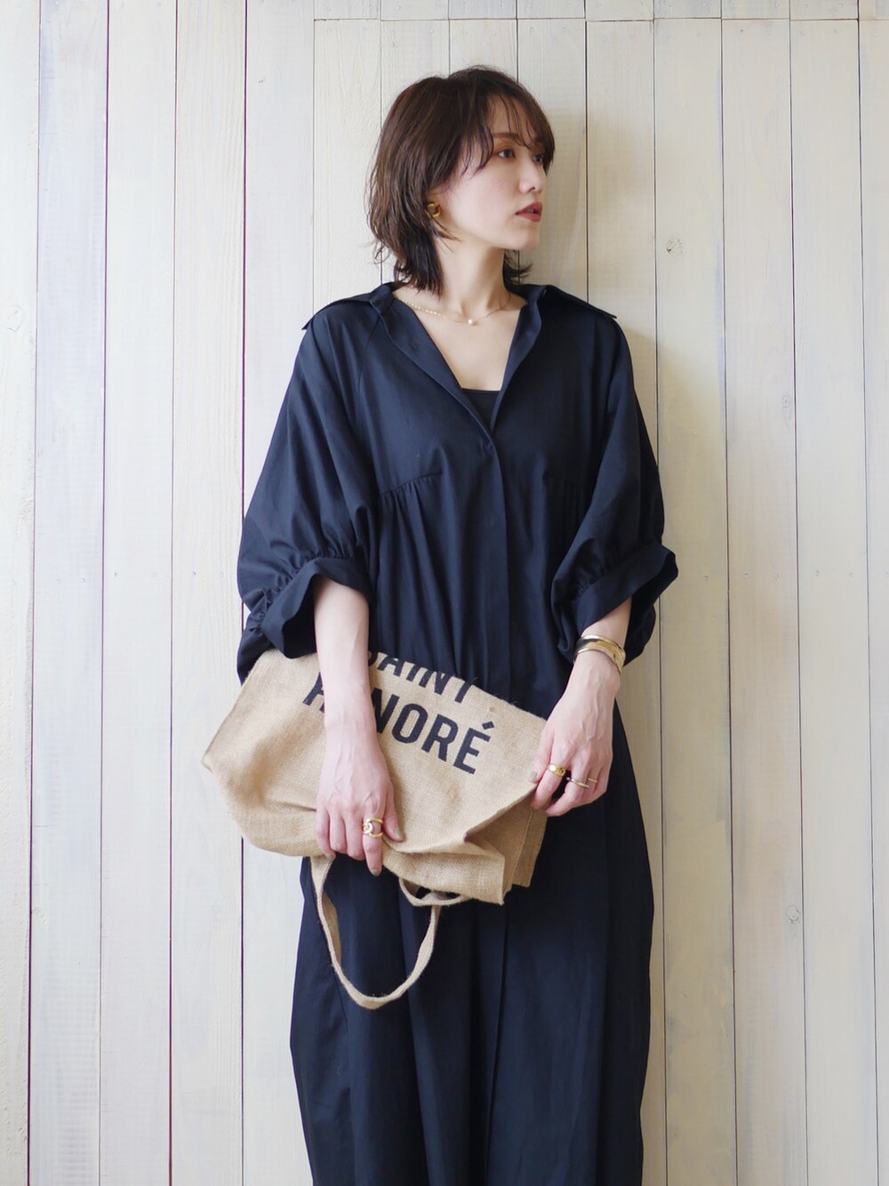 ブラック系のワンピース、ブラック系のトートバッグ、ベージュ系のバレエシューズを着用したレディースの夏コーディネートの2枚目の写真