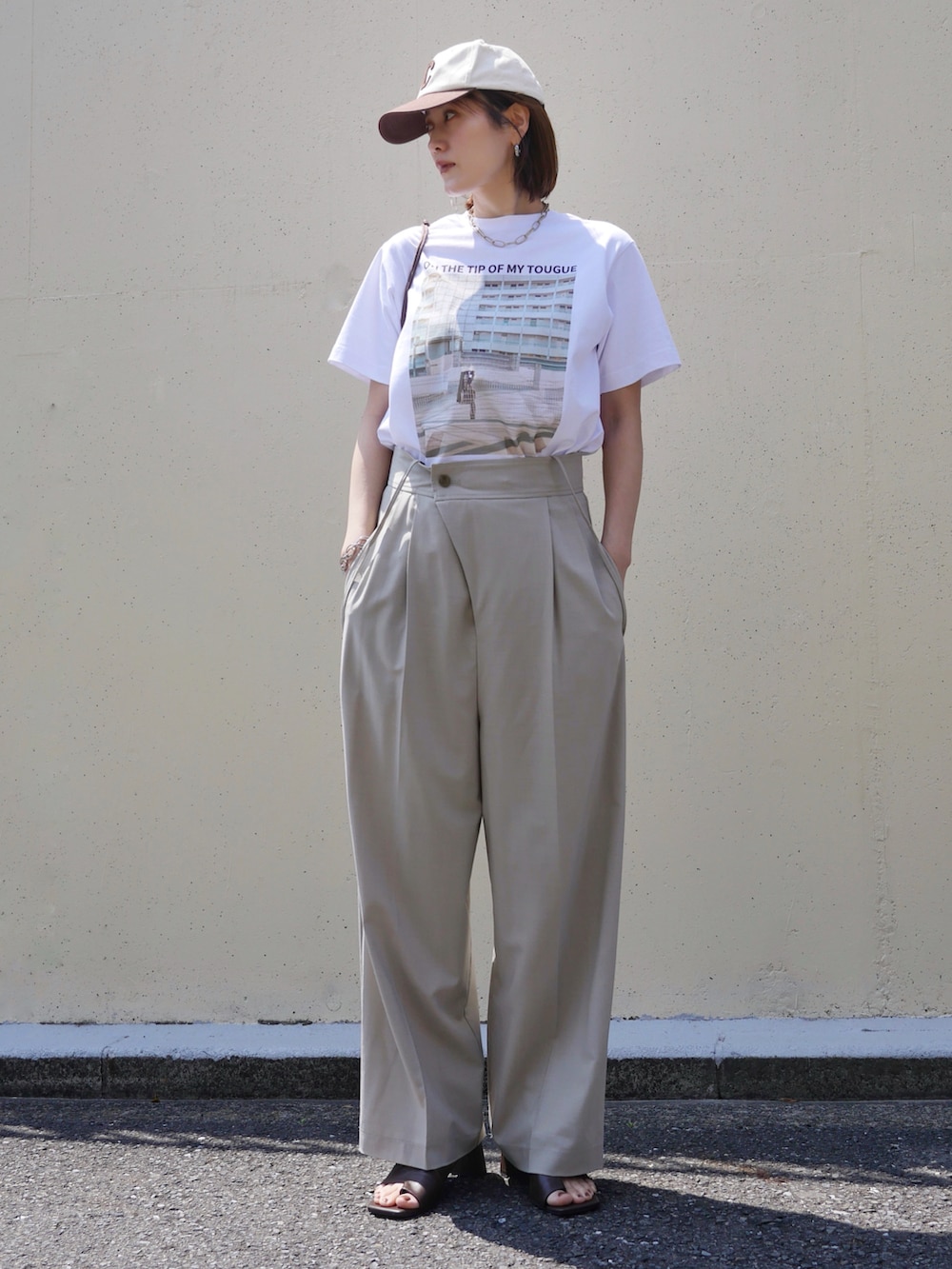 「サスペンダー、プリントT、Tシャツ、ショルダーバッグ、サンダル、キャップ、淡色コーデ、骨格ナチュラル、イエベ秋、高身長女子、休日スタイル、お出かけコーデ、プチプラ、夏コーデ、白Tシャツ」｜「mouのシンプルフープミディアムピアス（ピアス（両耳用）、シルバー系）」を使った、金子三記(miki)さん（骨格ナチュラル・レディース・170cm）の春コーディネートの3枚目の写真