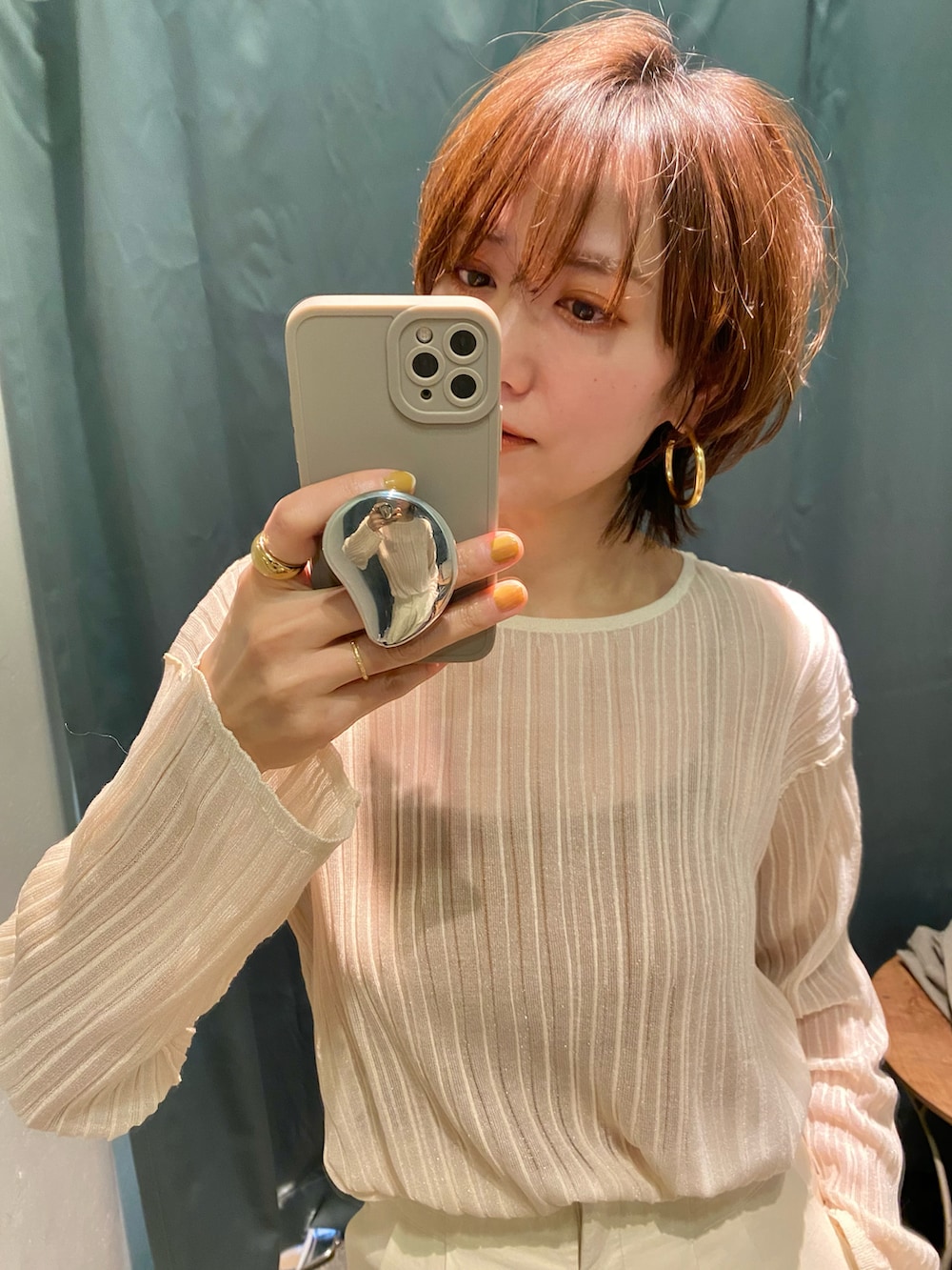 ベージュ系のピーコート、ベージュ系のニット/セーター、ホワイト系のその他パンツを着用したレディースの冬コーディネートの3枚目の写真