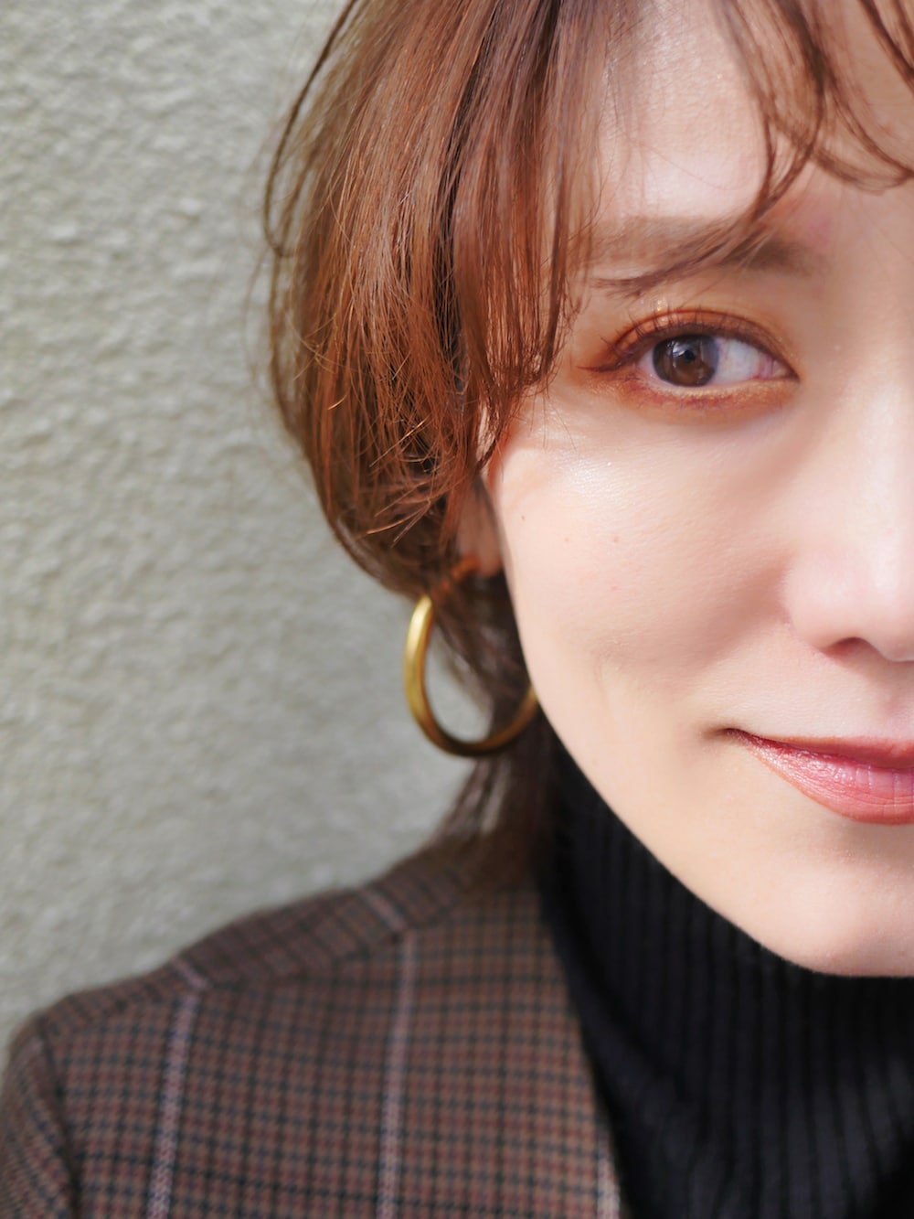 ブラック系のニット/セーター、ブラウン系のハンドバッグ、ブラウン系のノーカラージャケットを着用したレディースの冬コーディネートの2枚目の写真