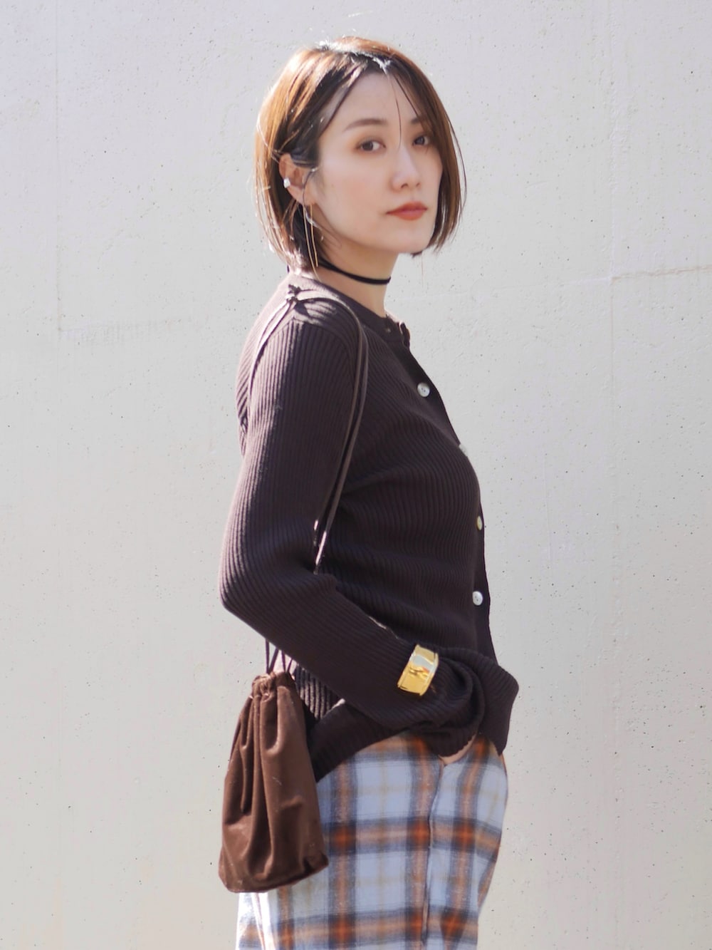 「春めき満開コーデ、春コーデ、春色、チェック、チェックパンツ、カーディガン、カラーコーデ、ローファー、ショルダーバッグ、巾着バッグ、大人カジュアル、休日スタイル、骨格ナチュラル、イエベ秋、ブルー」｜「MAISON SPECIALのPlaid Pattern Easy Pants/チェックイージーパンツ【MAISON SPECIAL/メゾンスペシャル】■セットアップ対応■（その他パンツ、ブルー系）」を使った、金子三記(miki)さん（骨格ナチュラル・レディース・170cm）の春コーディネートの5枚目の写真