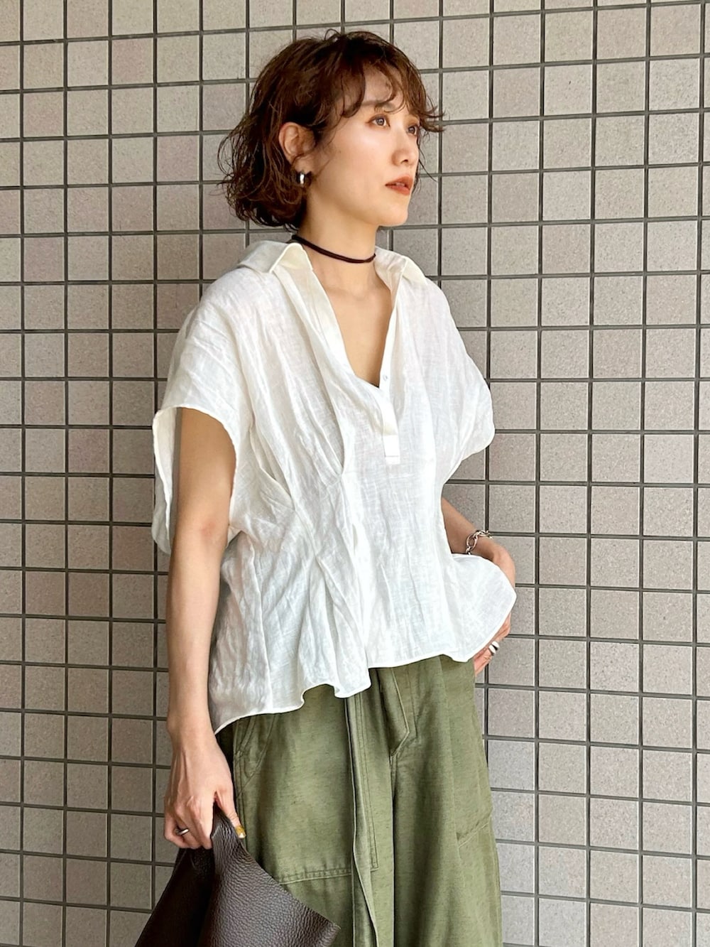 「リネン、テーマパークコーデ、ブラウス、サンダル、トートバッグ、ワイドパンツ、夏コーデ、お出かけコーデ、きれいめカジュアル、休日スタイル、リラックススタイル、シンプル、骨格ナチュラル、イエベ秋、40代ファッション」|「GALLARDAGALANTEのリネンウエストシェイプブラウス(シャツ/ブラウス、ホワイト系)」を使った、金子三記(miki)さん(骨格ナチュラル・レディース・170cm)の夏コーディネートの2枚目の写真