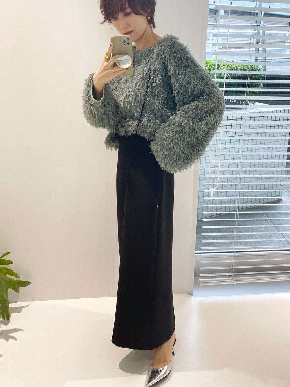 「シャギーニット、冬を彩る色いろコーデ、ロングスカート、きれいめカジュアル、お出かけコーデ、骨格ナチュラル、高身長女子、高身長コーデ、今日のコスメと服、PR、休日スタイル、グリーン、ペンシルスカート、ジャンパースカート、デートコーデ」｜「CHIGNONの【CHIGNON】フェザーフリンジルーズプルオーバー（その他トップス、グリーン系）」を使った、金子三記(miki)さん（骨格ナチュラル・レディース・170cm）の冬コーディネートの5枚目の写真
