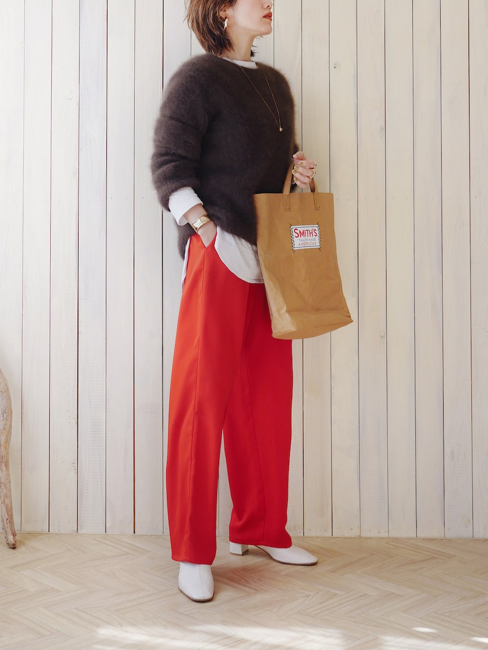 「カラーパンツ、赤、赤パンツ、ホワイトブーツ、白ブーツ、レイヤードスタイル、ペーパーバッグ、トートバッグ、大人カジュアル、きれいめカジュアル、カラーコーデ、高身長女子、高身長コーデ、骨格ナチュラル、大人女子」｜「MAISON SPECIALのワイドストレートイージーパンツ【MAISON SPECIAL/メゾンスペシャル】（その他パンツ、レッド系）」を使った、金子三記(miki)さん（レディース・170cm）の冬コーディネートの3枚目の写真