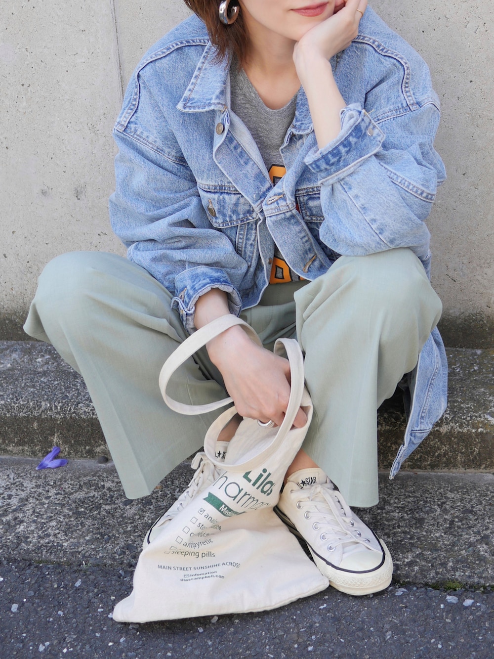 「デニムジャケット、白スニーカー、コンバース、converse、春コーデ、ビッグシルエット、カラーパンツ、きれいめカジュアル、休日スタイル、UNIQLO、ユニクロ、骨格ナチュラル、高身長コーデ、淡色コーデ、プチプラ」｜「Ungridのビッグシルエットデニムジャケット（デニムジャケット、ブルー系）」を使った、金子三記(miki)さん（骨格ナチュラル・レディース・170cm）の春コーディネートの2枚目の写真