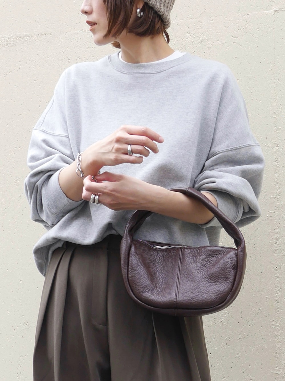 グリーン系のその他パンツ、レッド系のハンドバッグ、ブラウン系のローファーを着用したレディースの秋コーディネートの3枚目の写真