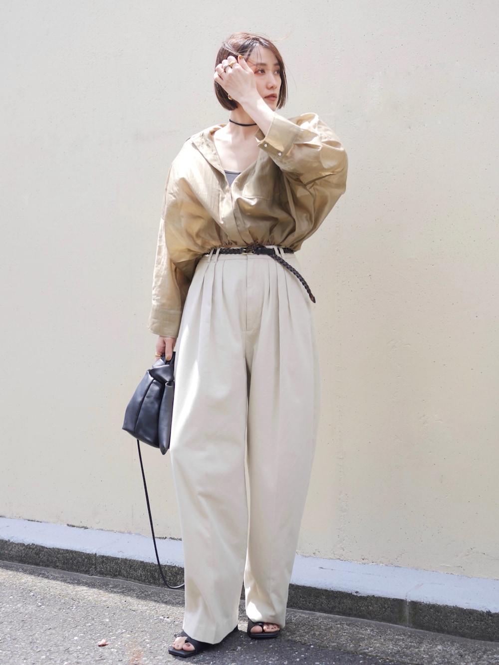 ベージュ系のシャツ/ブラウス、ベージュ系のその他パンツ、ブラック系のショルダーバッグを着用したレディースの春コーディネートの2枚目の写真