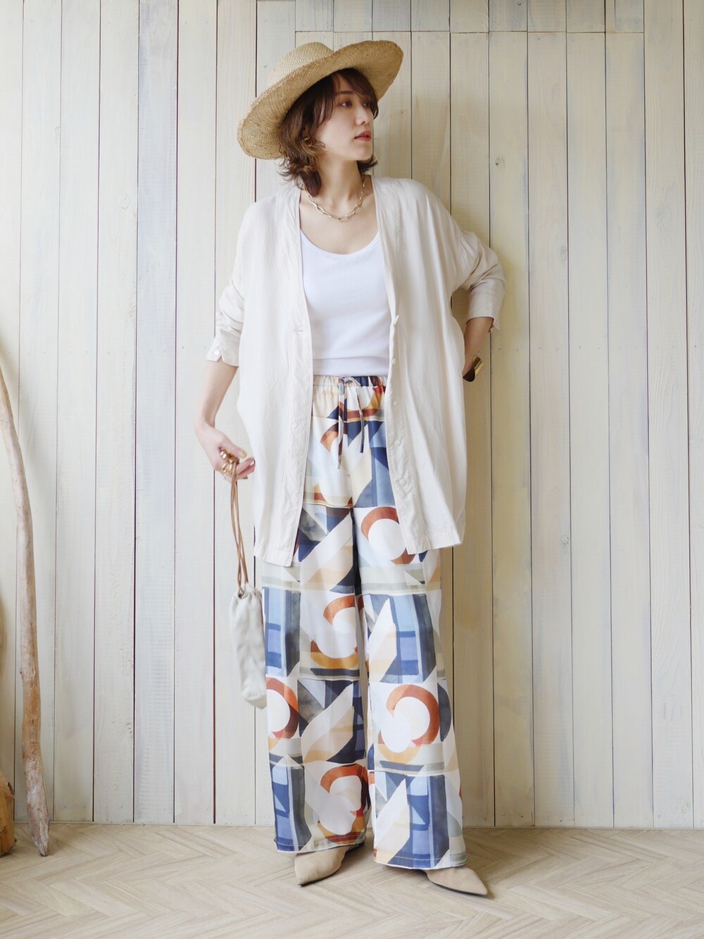 ホワイト系のシャツ/ブラウス、その他のその他パンツ、ベージュ系のバレエシューズを着用したレディースの夏コーディネートの2枚目の写真