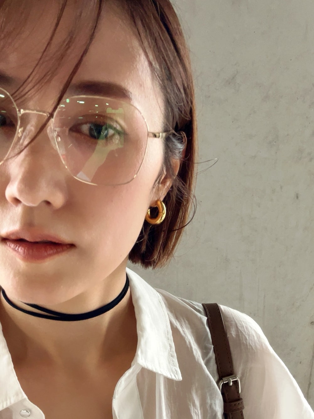 ホワイト系のシャツ/ブラウス、ブラウン系のその他パンツ、ブラウン系のショルダーバッグを着用したレディースの夏コーディネートの4枚目の写真