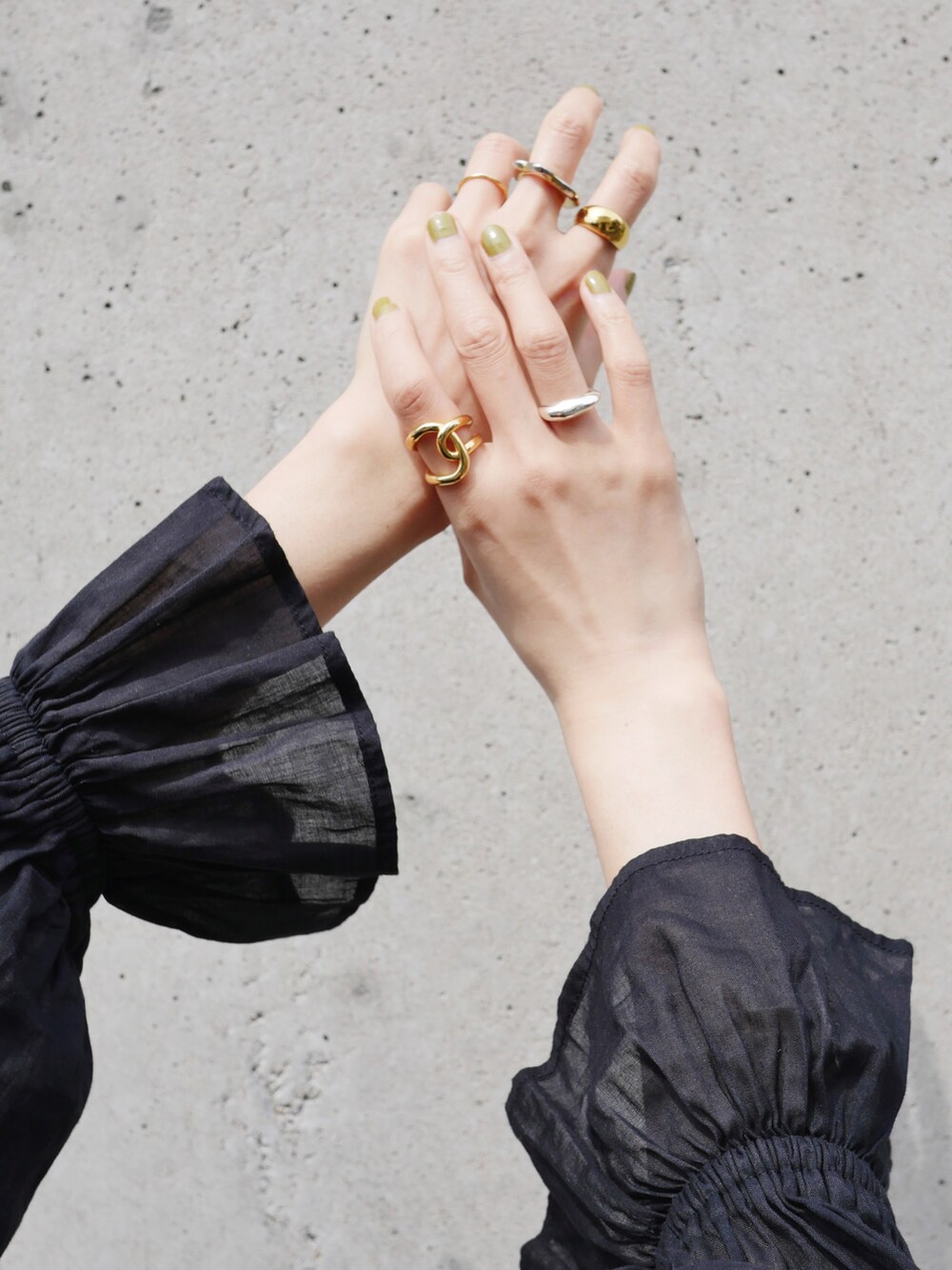 ブラック系のシャツ/ブラウス、ホワイト系のデニムパンツ、ブラック系のサンダルを着用したレディースの夏コーディネートの4枚目の写真