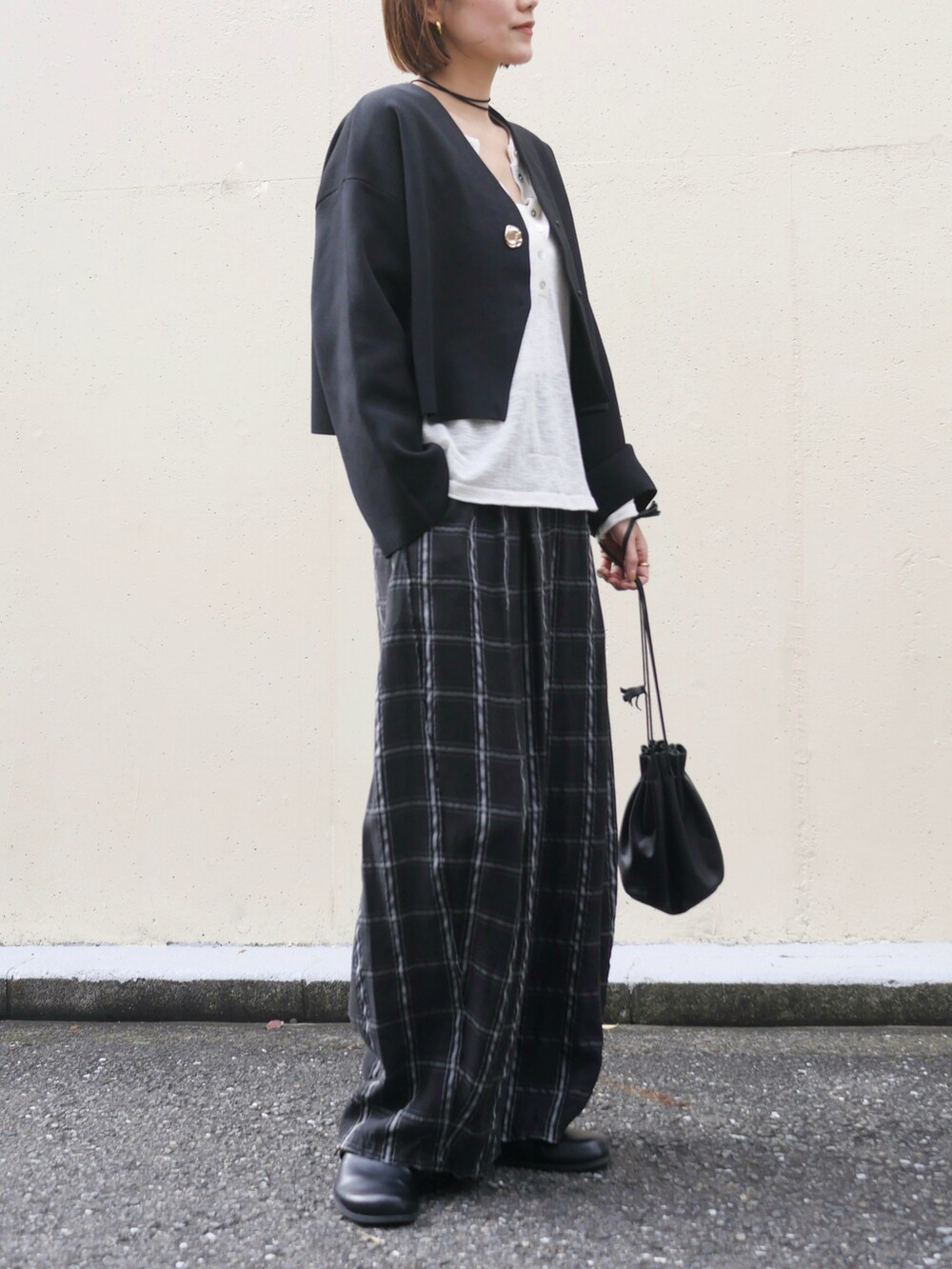 ホワイト系のTシャツ/カットソー、その他のその他パンツ、その他のショルダーバッグを着用したレディースの秋コーディネートの2枚目の写真