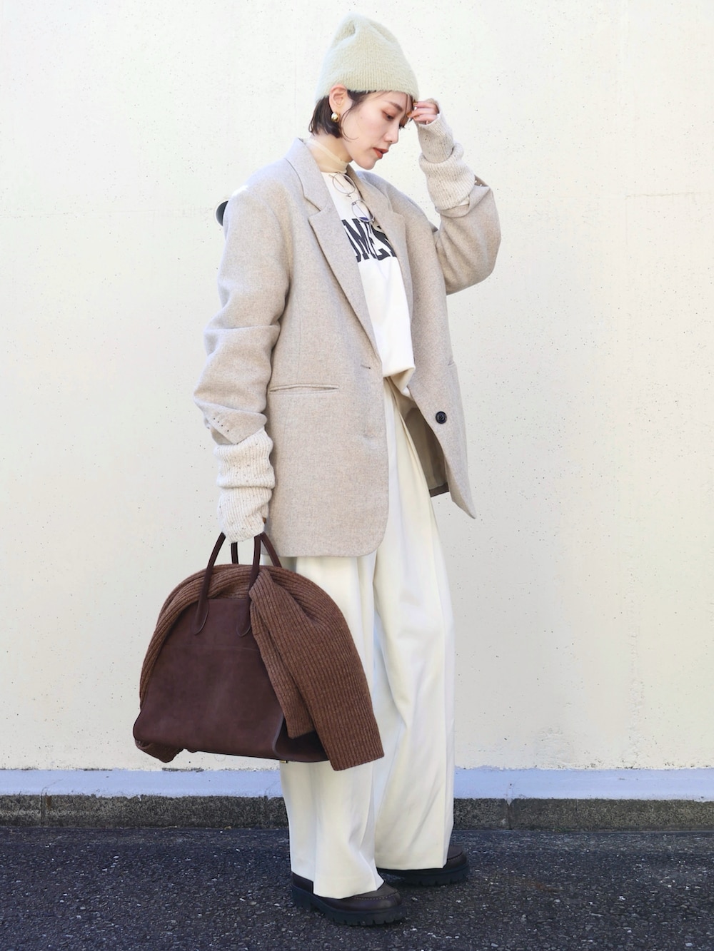 ホワイト系のその他パンツ、ベージュ系のテーラードジャケット、ブラウン系のローファーを着用したレディースの冬コーディネートの2枚目の写真