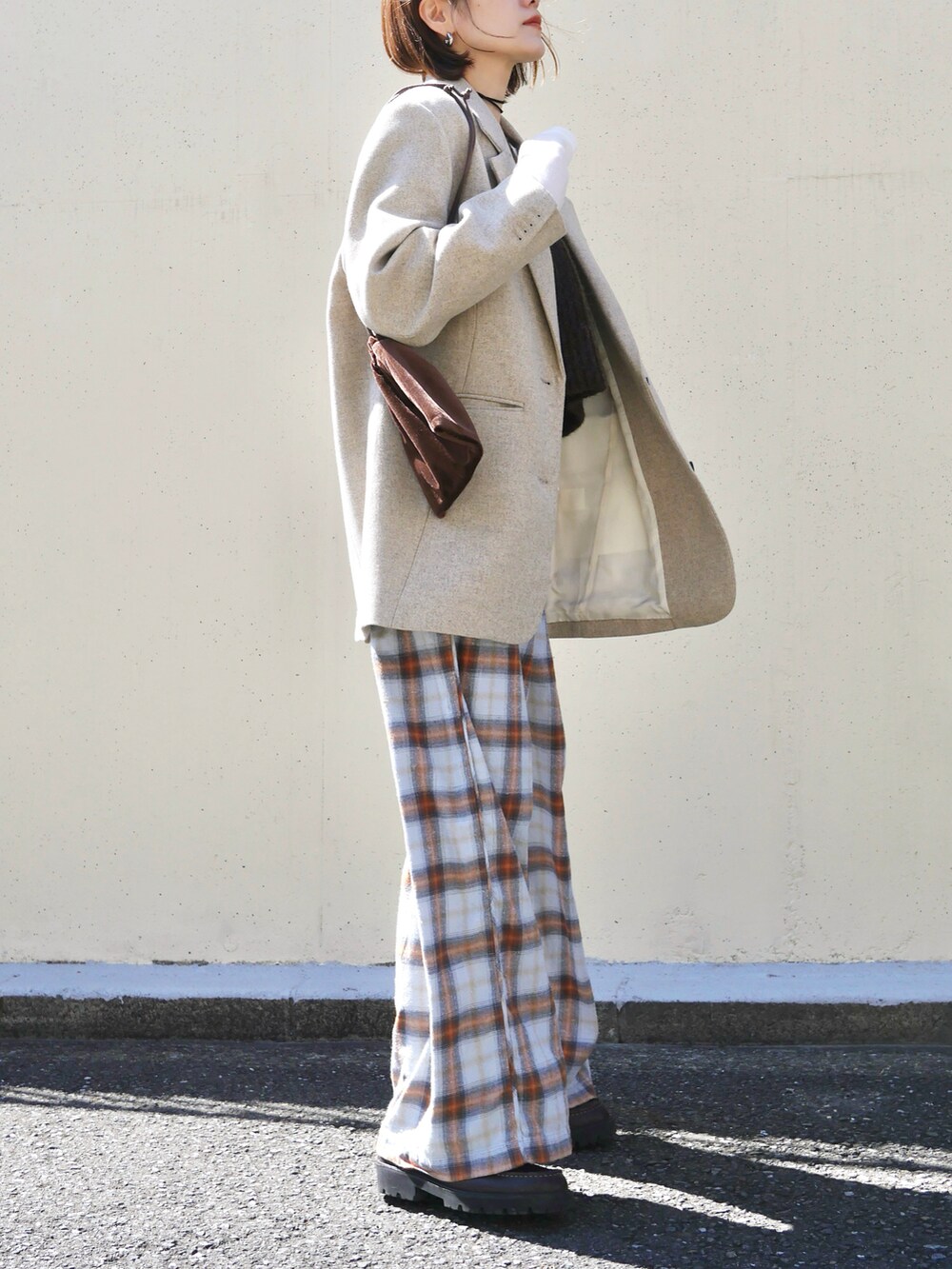 ブラウン系のベスト、ホワイト系のTシャツ/カットソー、ブルー系のその他パンツを着用したレディースの春コーディネートの3枚目の写真