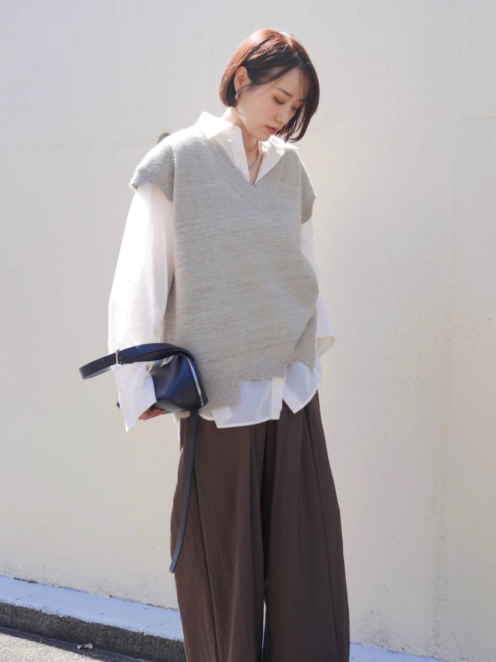 ブラウン系のその他パンツ、ブラウン系のローファー、ホワイト系のシャツ/ブラウスを着用したレディースの秋コーディネートの2枚目の写真