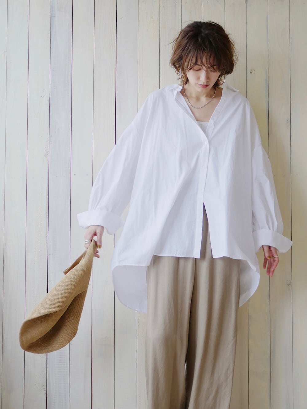 「今日のコスメと服、シンプルコーデ、ワントーンコーデ、ベージュ、ベージュコーデ、白シャツ、シャツスタイル、ビーチサンダル、かごバッグ、休日スタイル、ZARA、高身長女子、高身長コーデ、骨格ナチュラル、淡色コーデ」|「1er Arrondissementのアイテム(パンツ、ベージュ系)」を使った、金子三記(miki)さん(レディース・170cm)の夏コーディネートの2枚目の写真